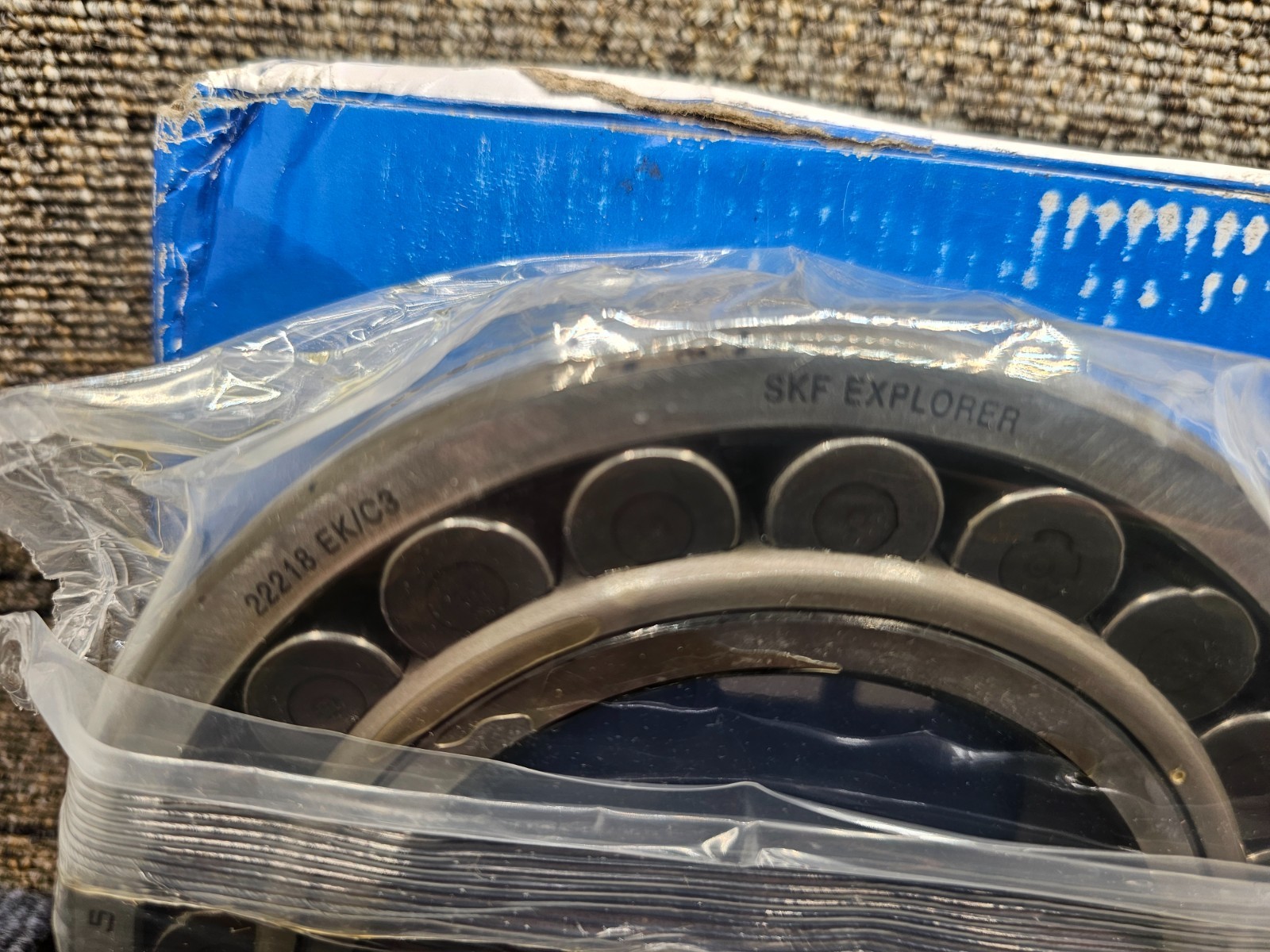 SKF 22218 EK/C3 Double-Row Spherical Roller Bearing 3-1/2″ Bore x 6-1/4″ OD
