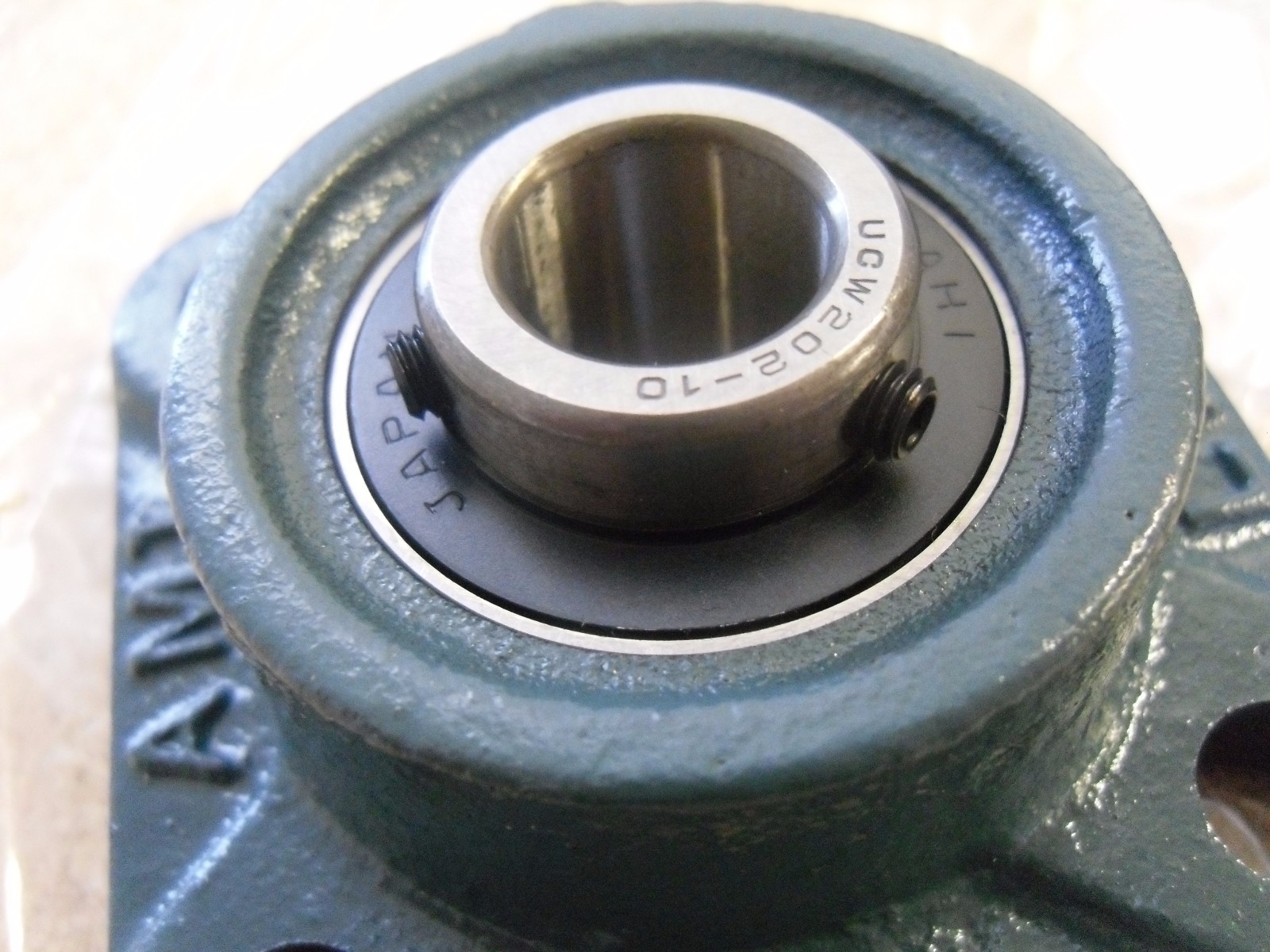 AMI UCLF202-10, Set Screw Locking Four-Bolt Flange Unit New Made In Japan