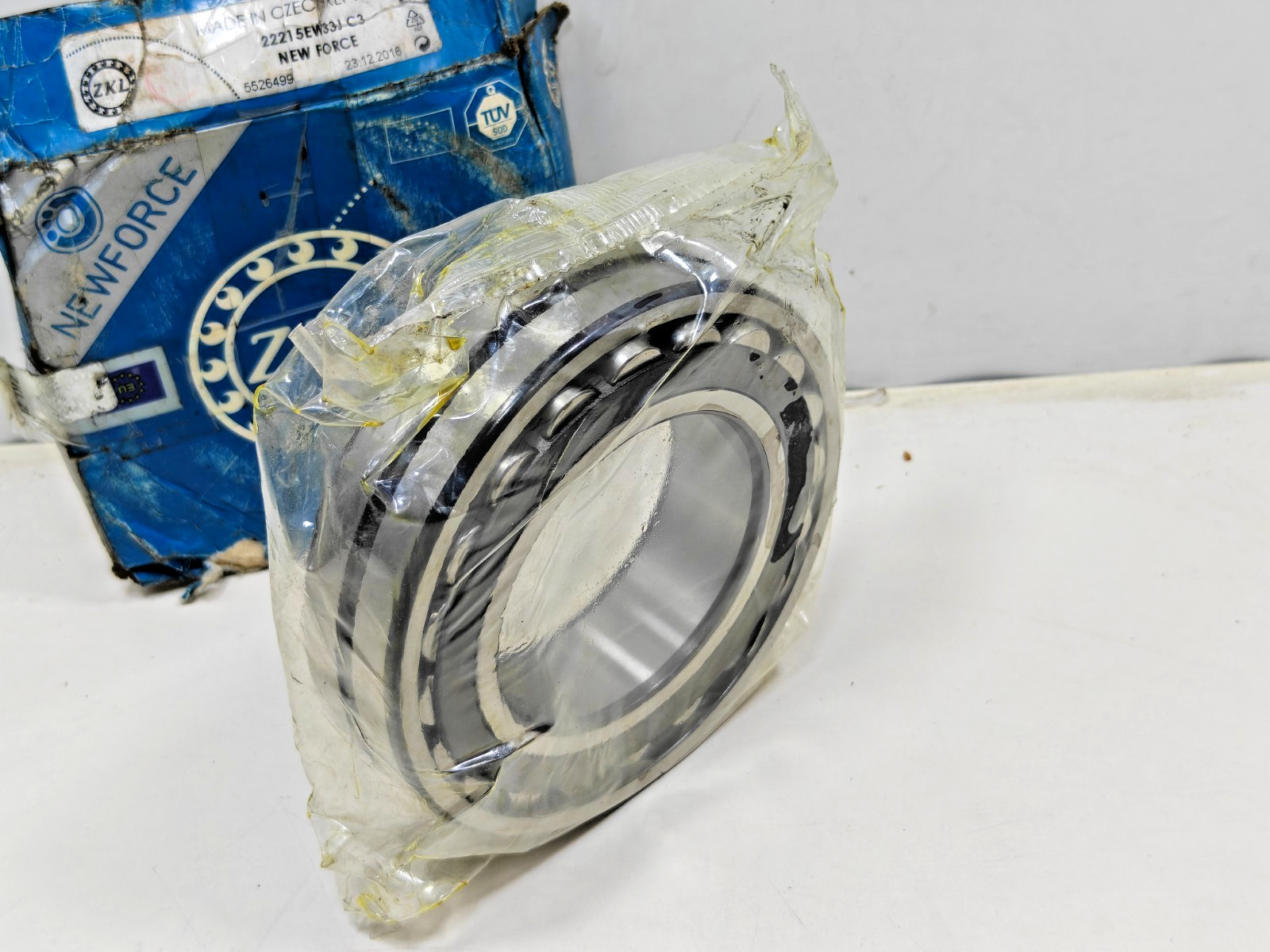 22215EW33J C3 ZKL Spherical Roller Bearing ZKL 22215-EJ-W33-C3 75x130x31 mm
