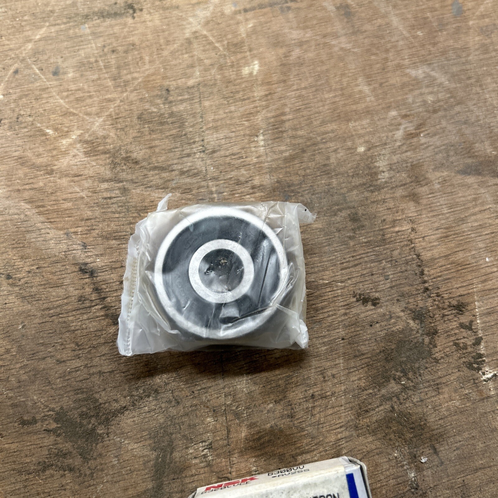 NSK 6300 VV CE BALL BEARING, RUBBER SEALED 10x35x11mm 6300 6300VV *AV2S5