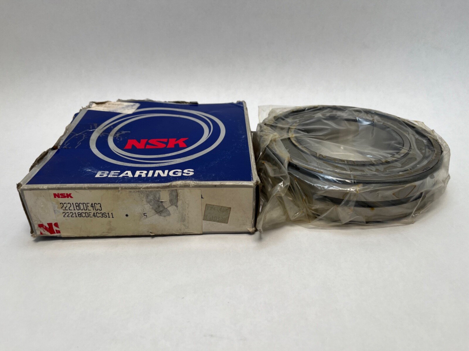 NSK 22218CDE4C3W33 Bearing 90x160x40 mm 22218-CD-E4-C3-S11-W33 Japan