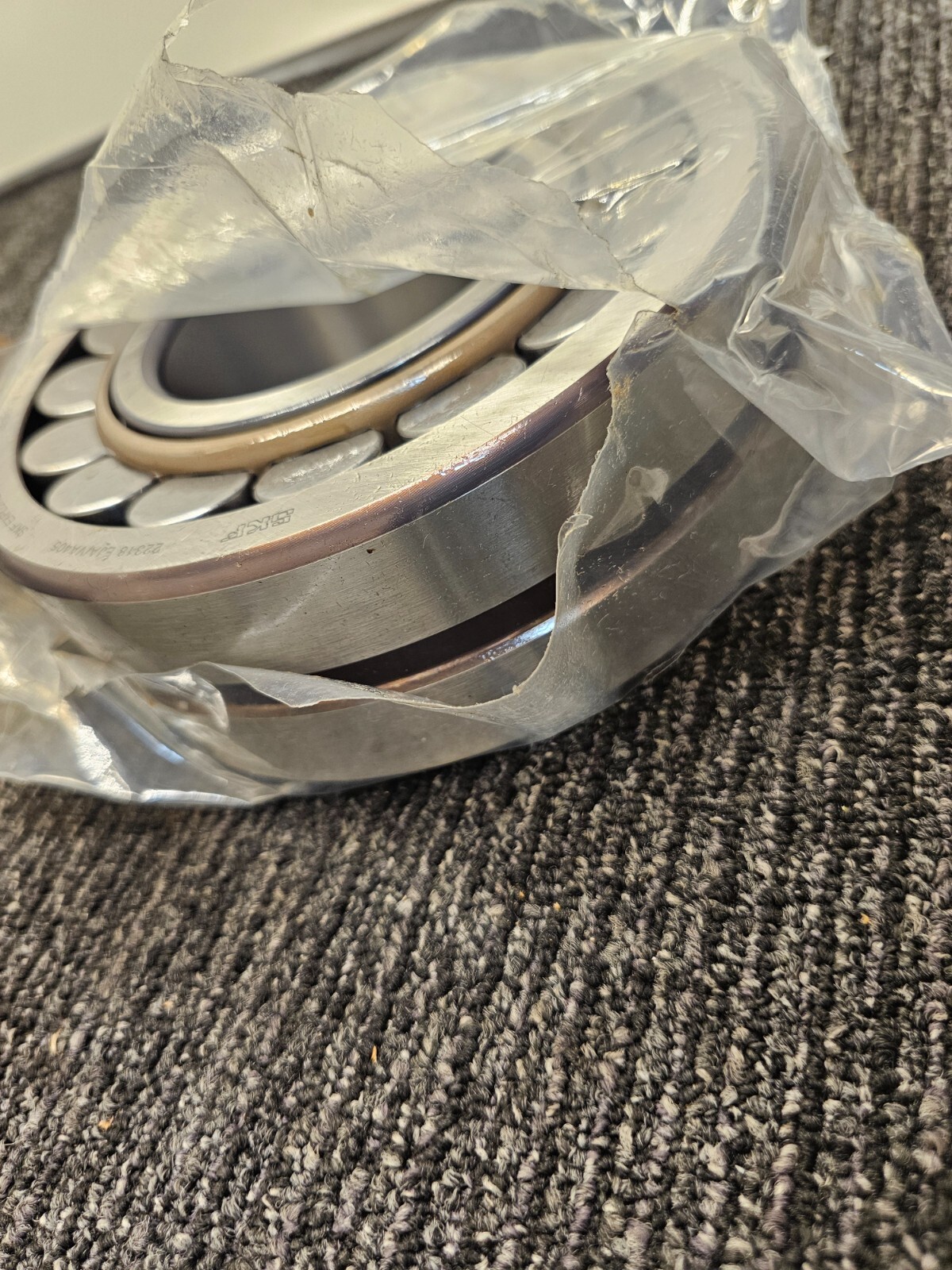 SKF 22318 EJA/VA405 Spherical Roller Bearing 90mm ID, 190mm OD Straight Bore, C4