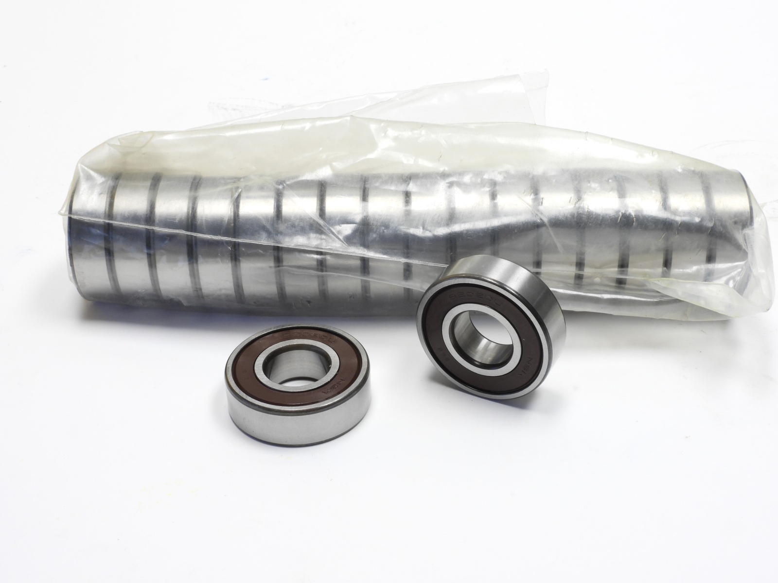 (Lot of 18) NSK 6202DU Deep Groove Ball Bearing
