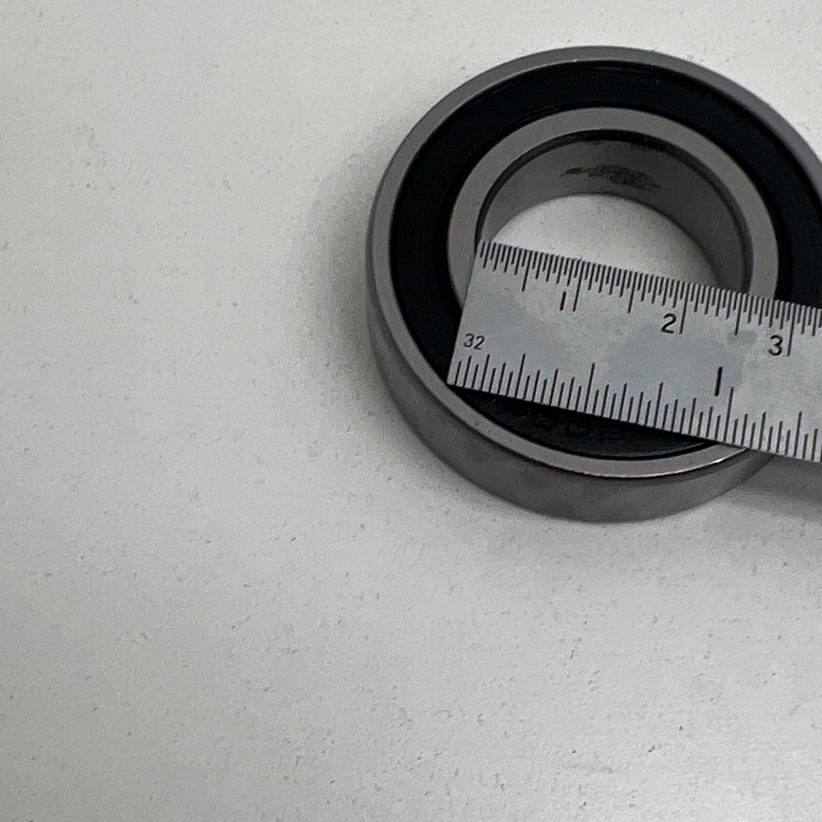 Lot of (22) 6005-RS Rubber Seal Shield Bearing 25 x 47 x 12mm *Rust Spots*