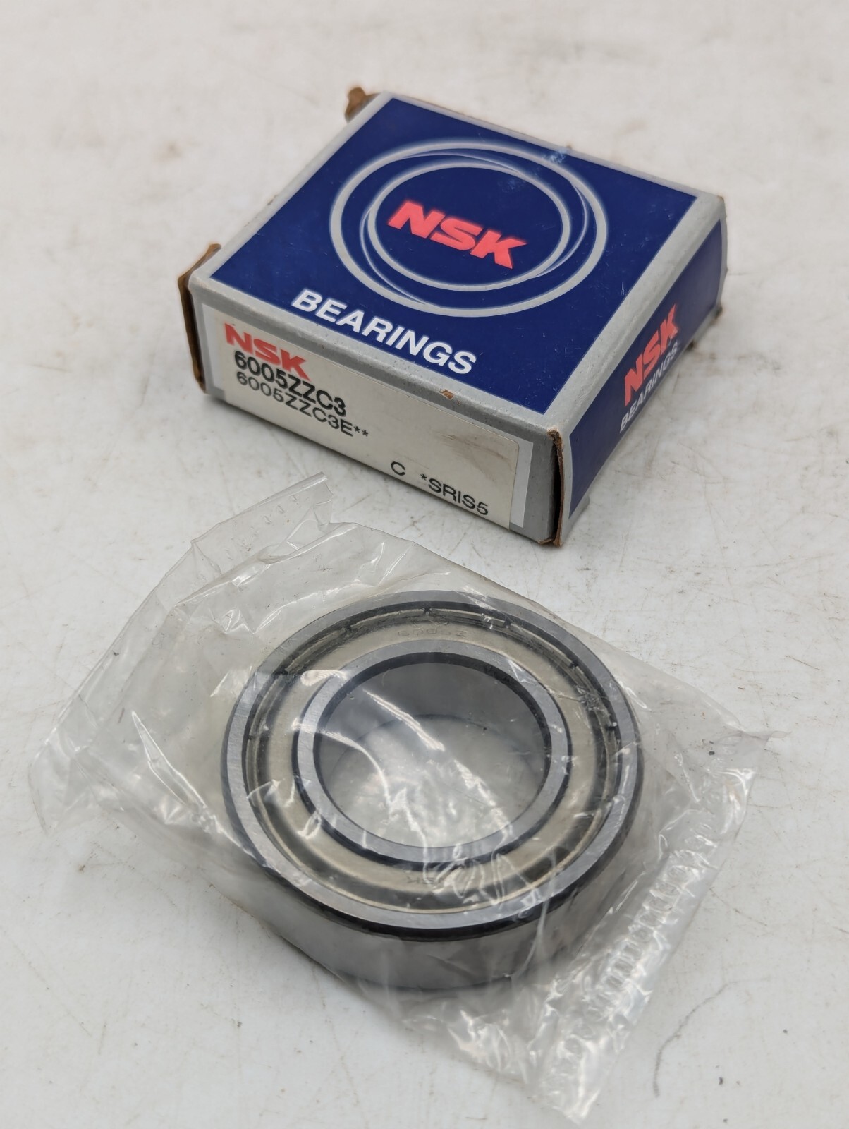 New NSK USA 6005ZZC3 25mm X 47mm X 12mm Metal Shielded Bearing