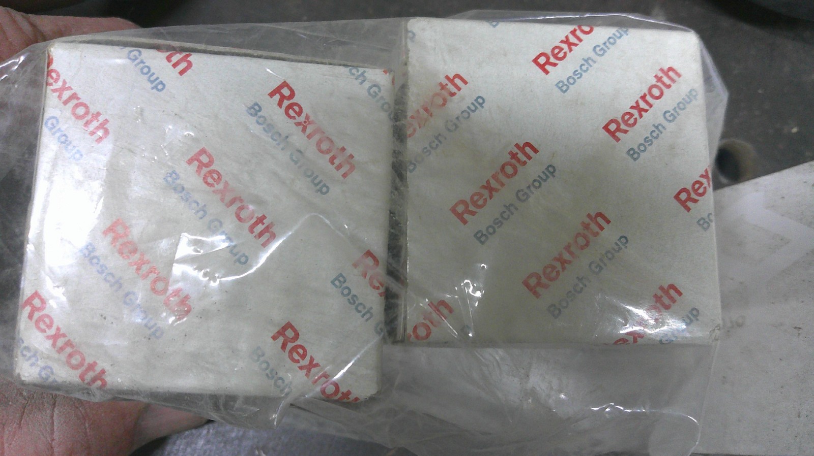 Bosch / Rexroth R066701600 KBRON-16-DD Rotary Linear Bushing