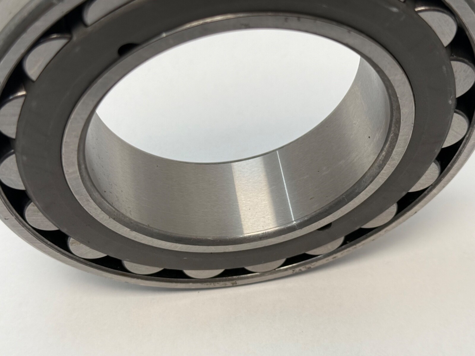 SNR 22217EAKB33J40 Bearing 22217E 22217 EA K W33/B33 C4/J40 85x150x36mm