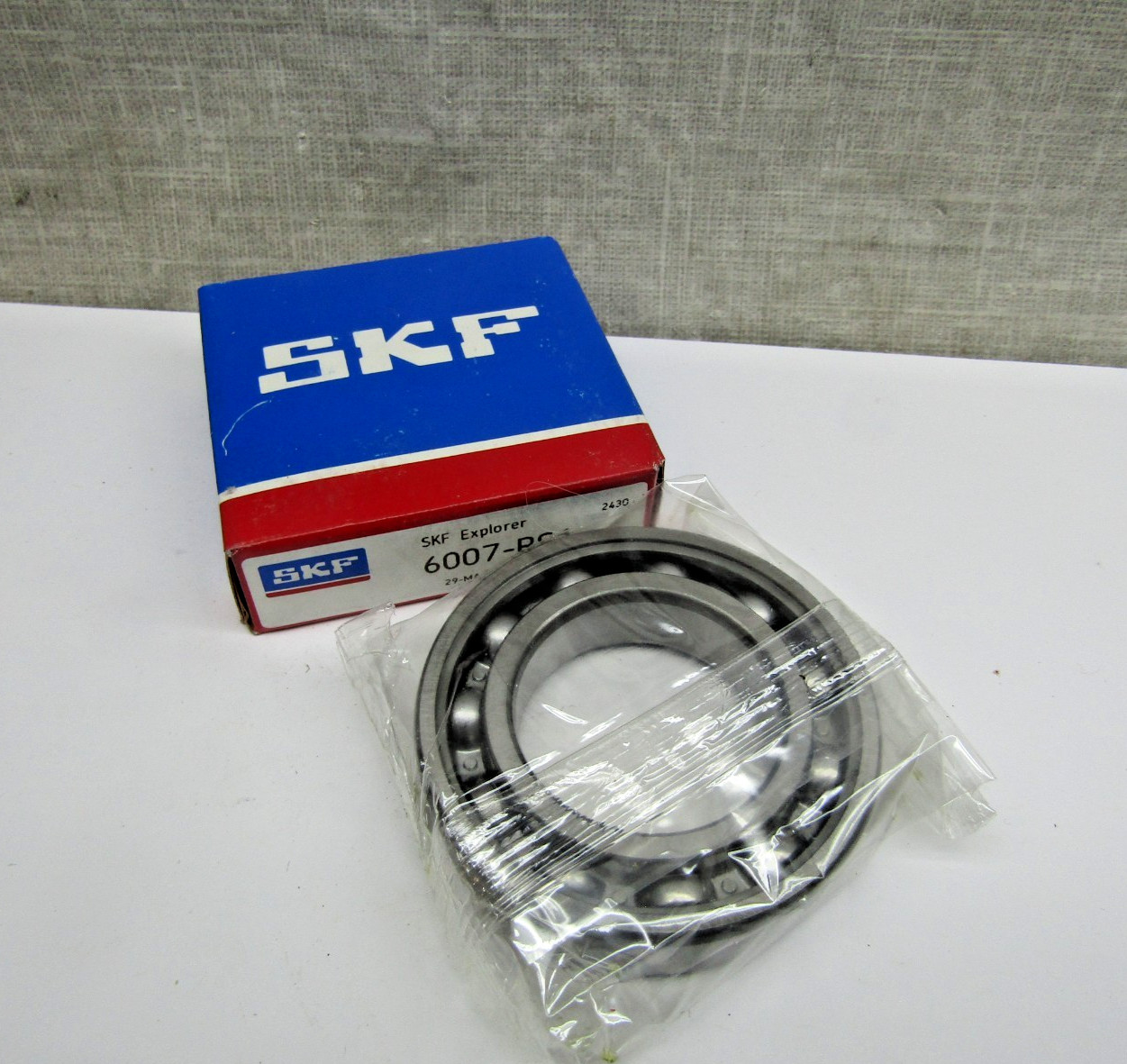 SKF 6007-RS1 35mm x 62mm x 14mm Bearing Sealed on One Side