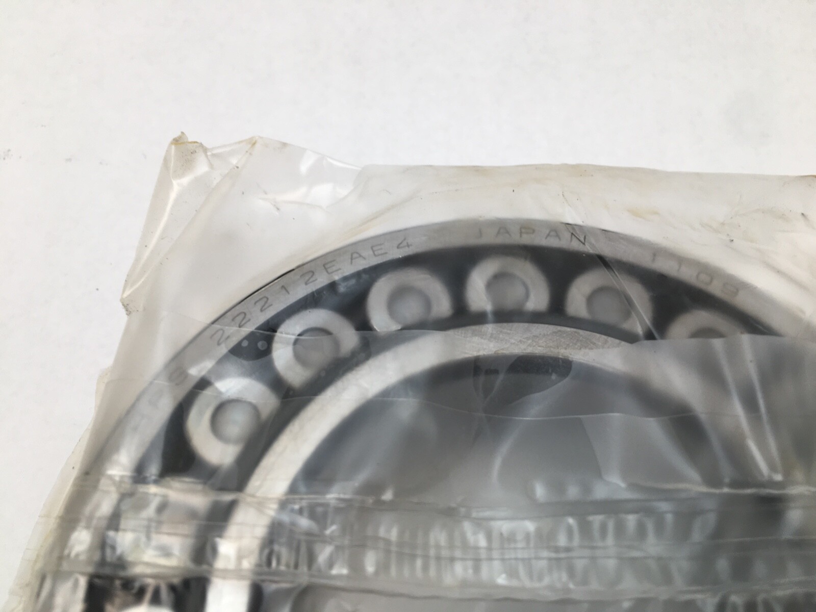 NSK 22212EAE4 Spherical Roller Bearing 60x110x28 mm 22212 EAE4 Japan