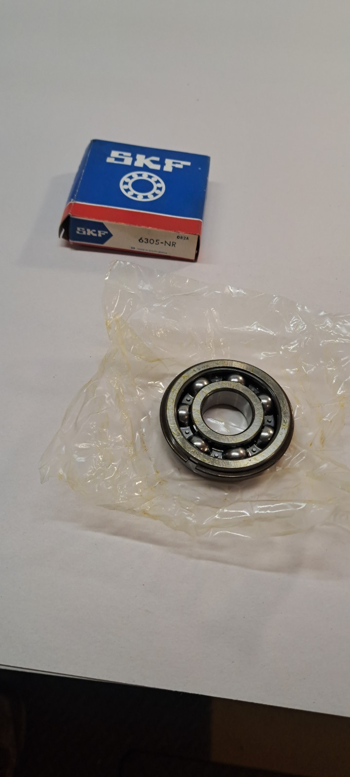 SKF 6305 NR DEEP GROOVE BALL BEARING WITH SNAP RING, NIB