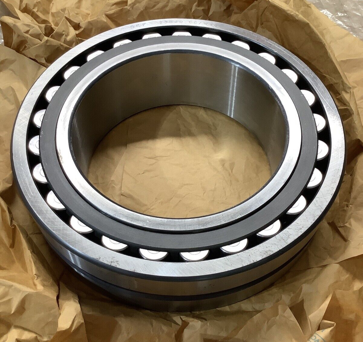 SKF 23040 CC/W33 SPHERICAL ROLLER BEARING 200 X 310 X 82MM **NEW NO BOX**