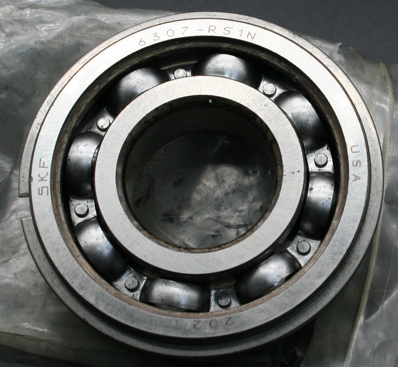 One (1) SKF 6307 RS1N Deep Groove Bearing w Snap Ring ONE Seal Only 35MM ID USA