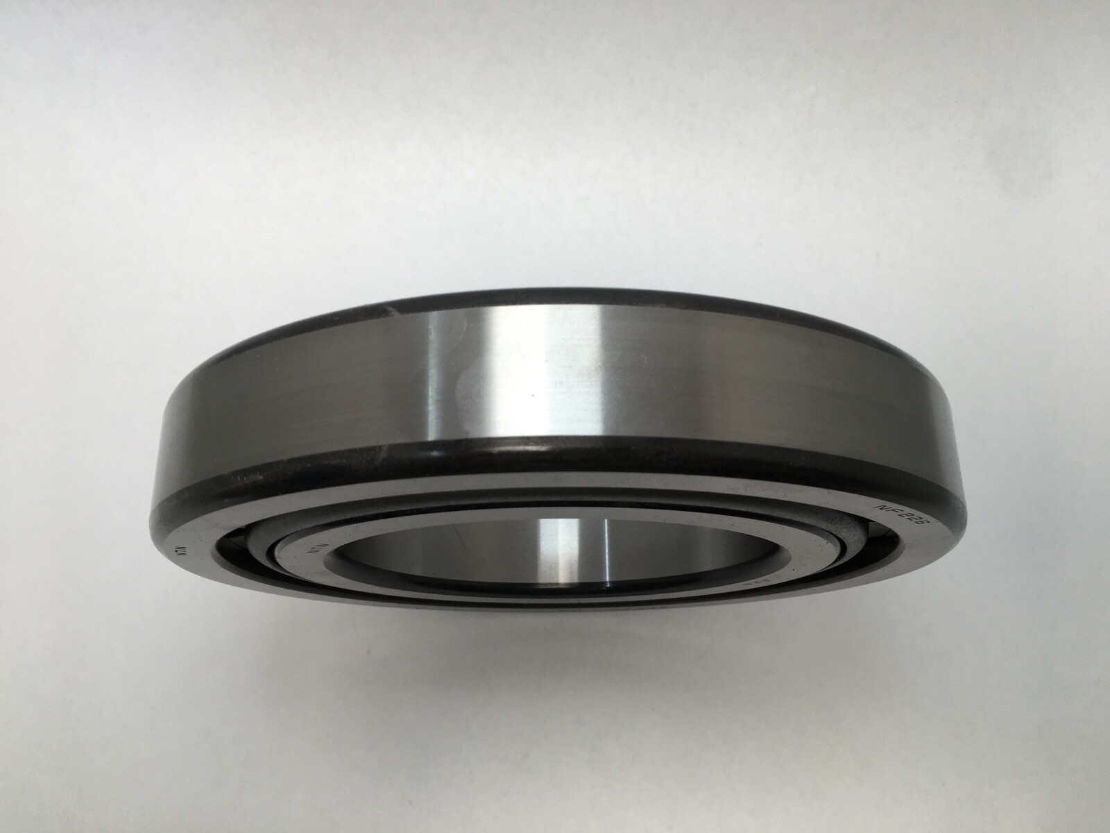 NTN NF226 Cylindrical Roller Bearing 130x230x40 mm NF 226 Japan