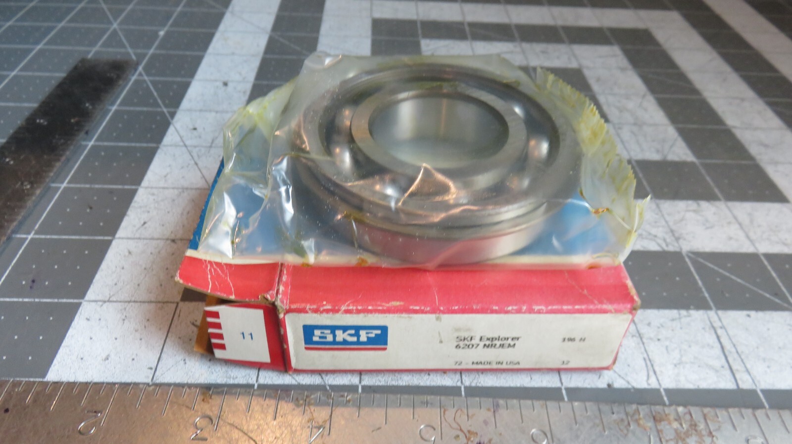 SKF USA 6207NR JEM 35mm x 72mm x 17mm Snap Ring Bearing