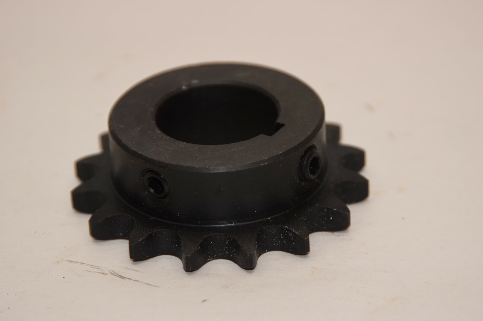 (NEW) TSUBAKI H40B16F-1-1/8 8x8x2.6cm 1-1/8″ Bore 16 Teeth Sprocket
