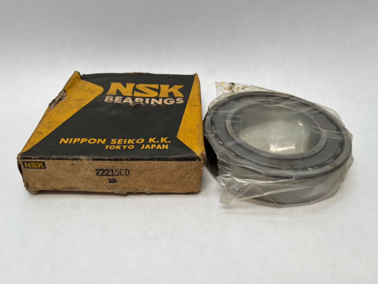 NSK 22215CD Spherical Bearing 75x130x31 mm 22215-CD Japan