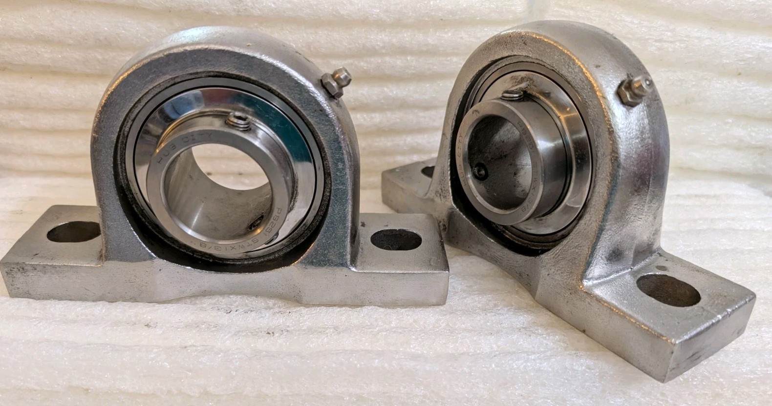 Lot Of 2 HUB CITY PILLOW BLOCK Bearings PB251 X 1 3/8 . Solid Base . New