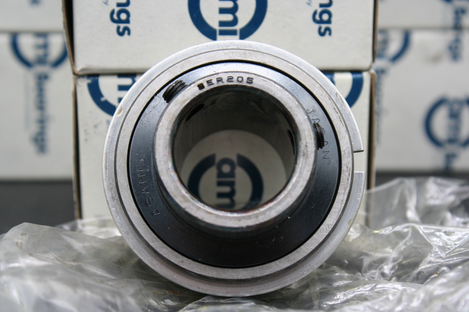 One (1) AMI Bearings SER205FS Set Screw Locking Ball Insert Bearing 25 mm ID