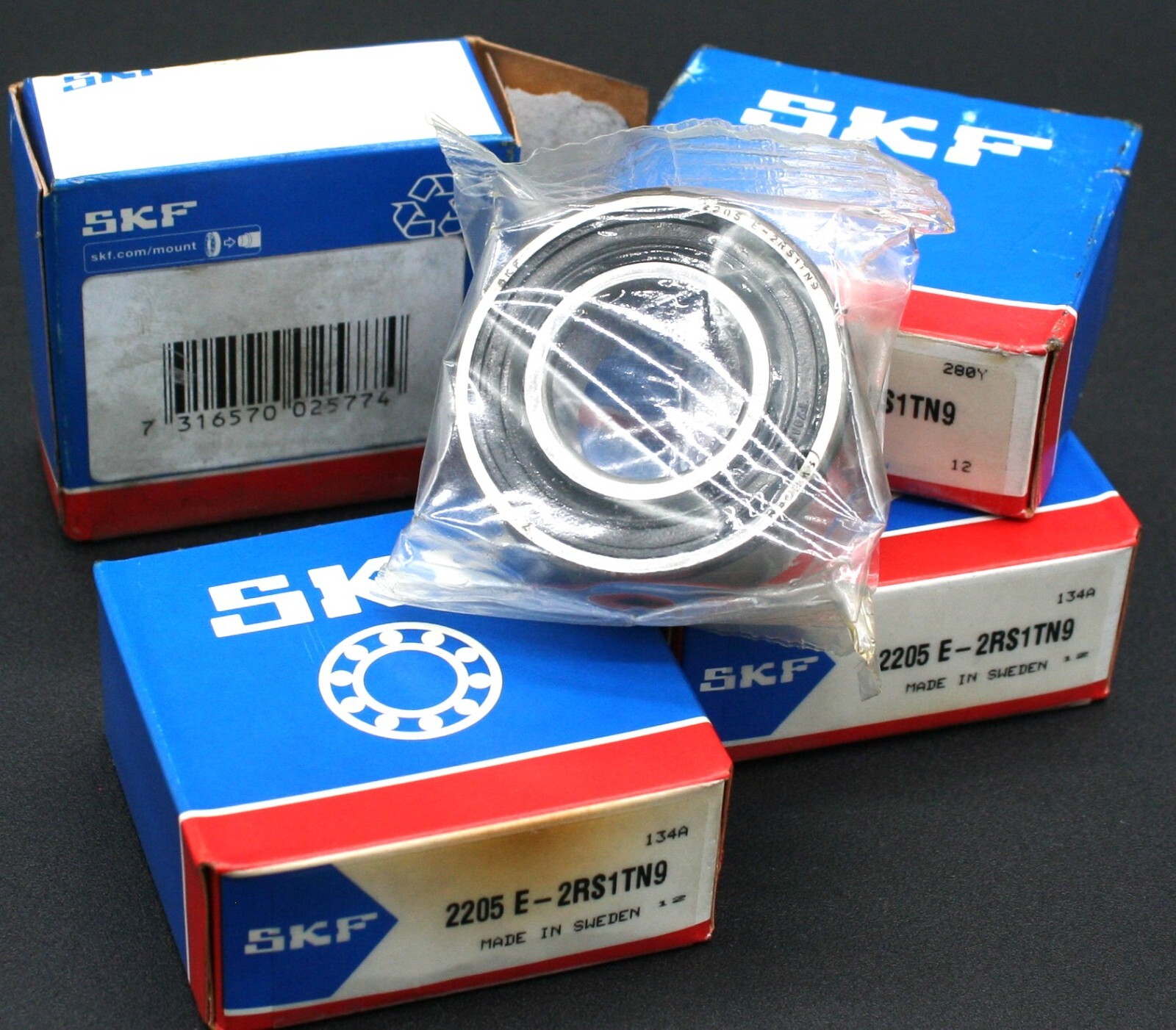 One (1) SKF 2205 E 2RS1TN9 Self Aligning Bearing 25 MM ID Sweden NEW