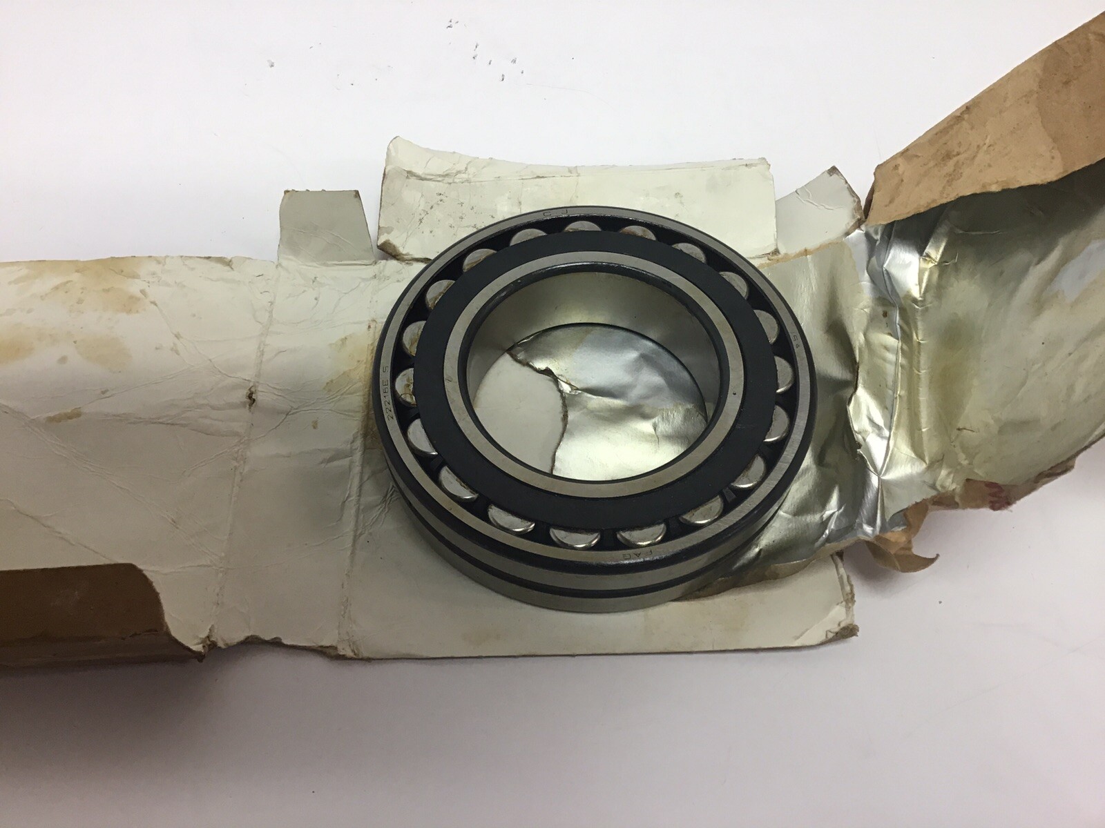 NEW SKF 22216E-TVPB Self-Aligning Roller Bearing NSN 3110-00-156-1432, I.D 80mm