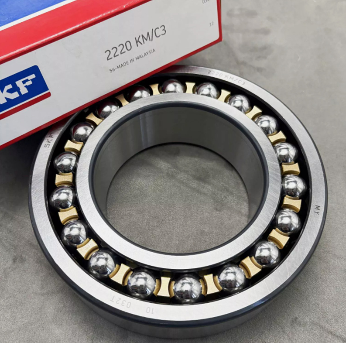 New in box Double row self-aligning bearing Suitable for SKF 2220 KM C3 2220