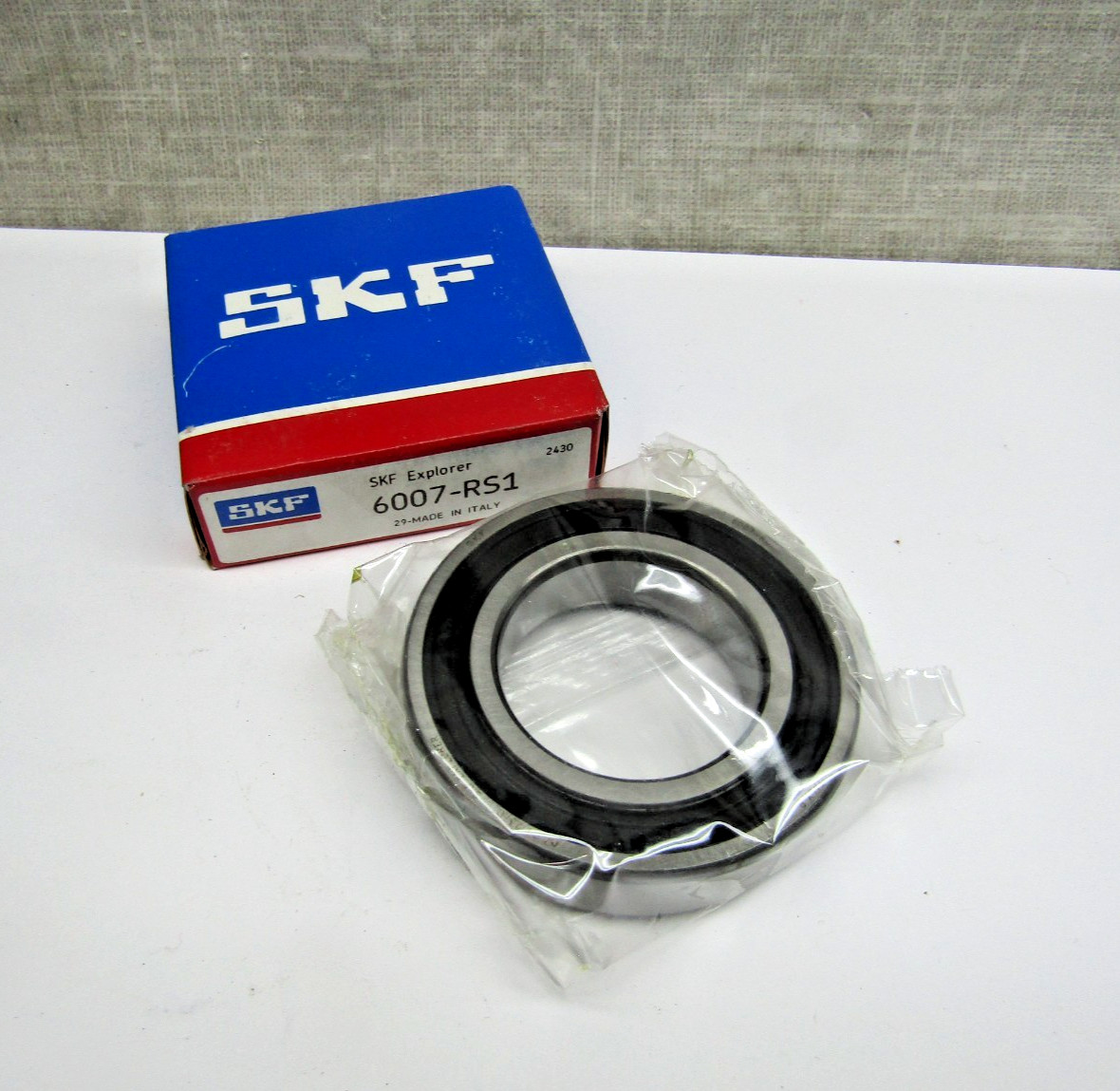 SKF 6007-RS1 35mm x 62mm x 14mm Bearing Sealed on One Side