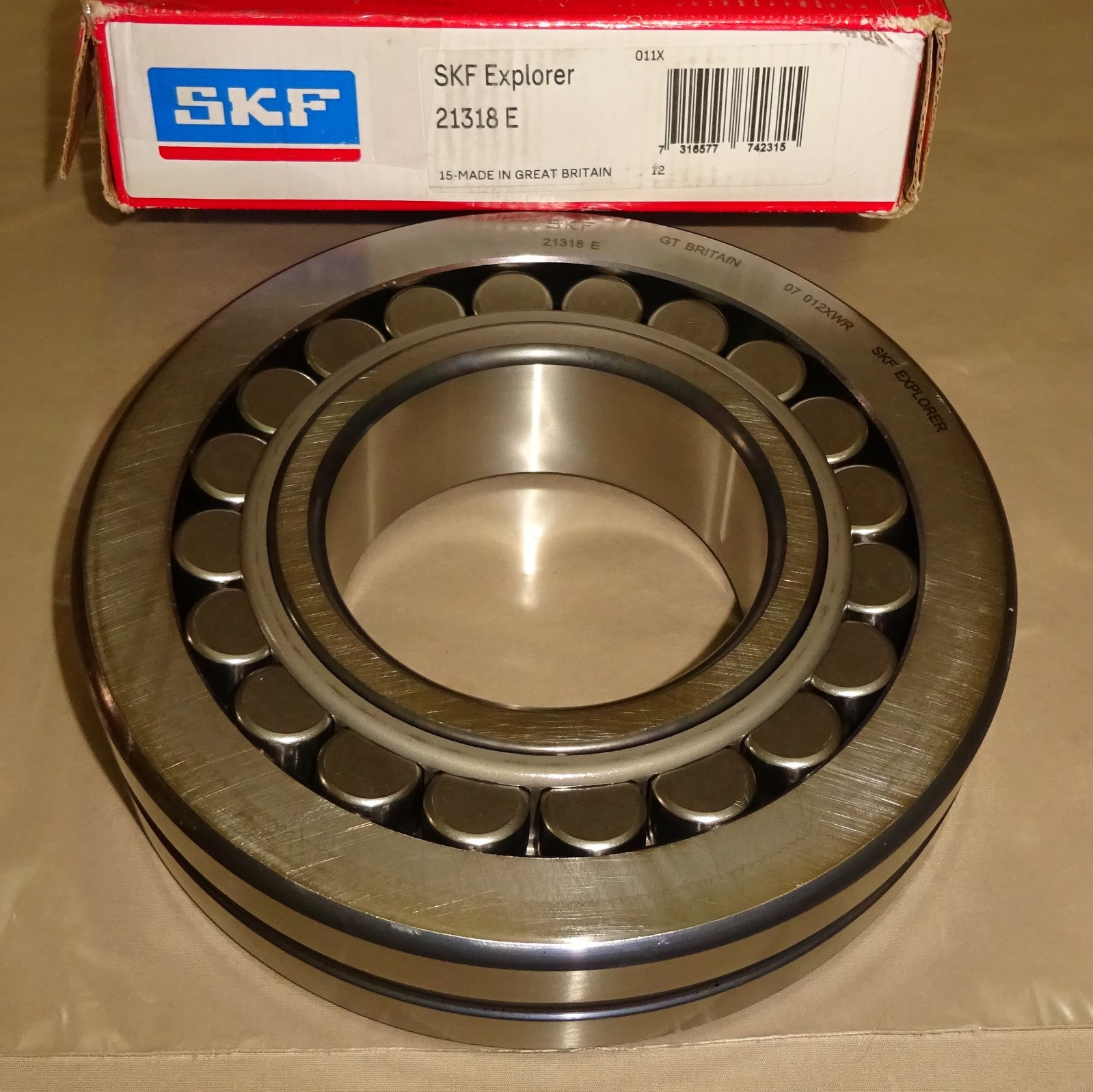 SKF Explorer 21318 E Spherical Roller Bearing OD 190mm ID 90mm 21318E NEW