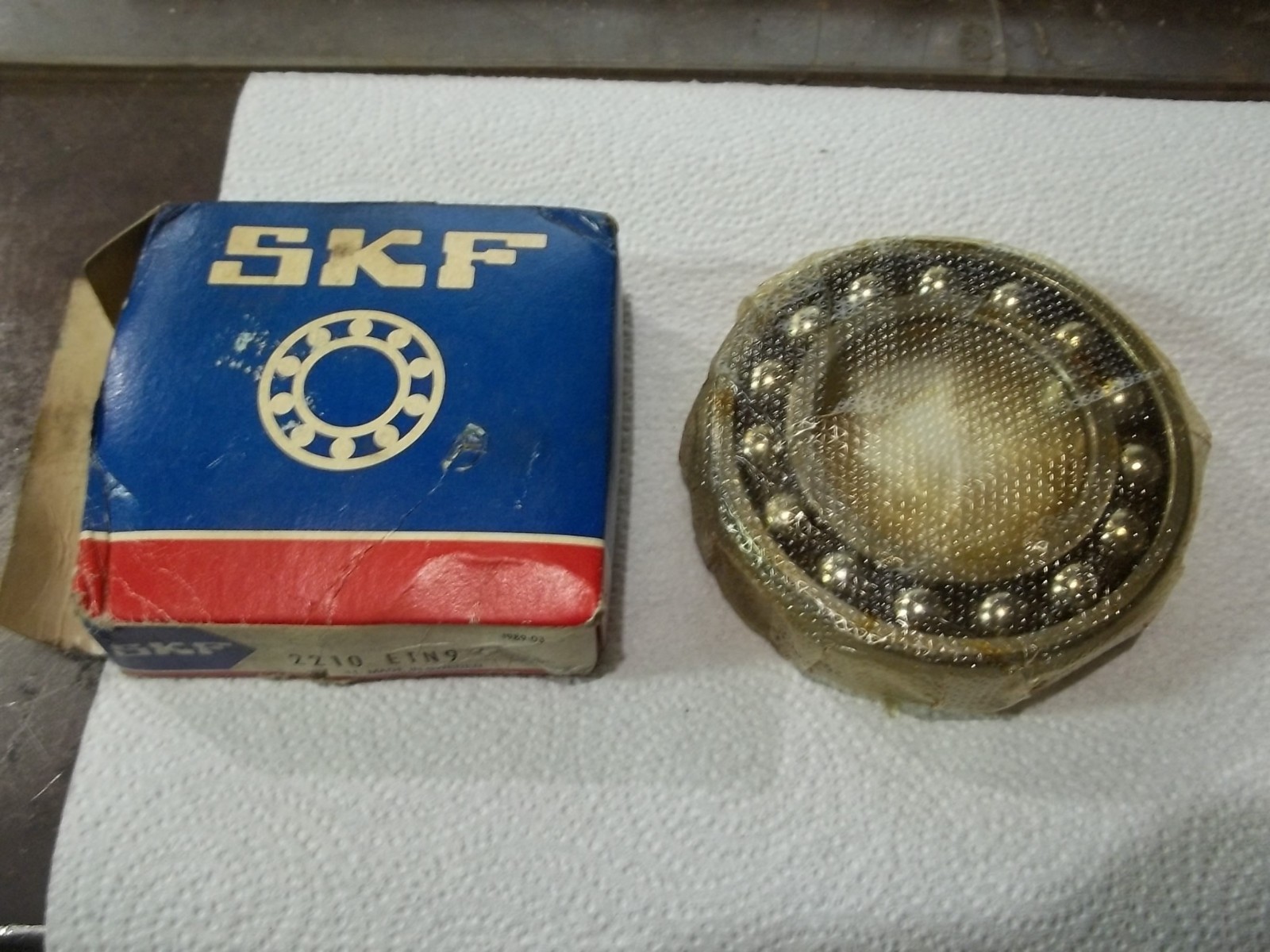 NIB SKF 2210 ETN9 SELF ALIGNING BALL BEARING (304-3)