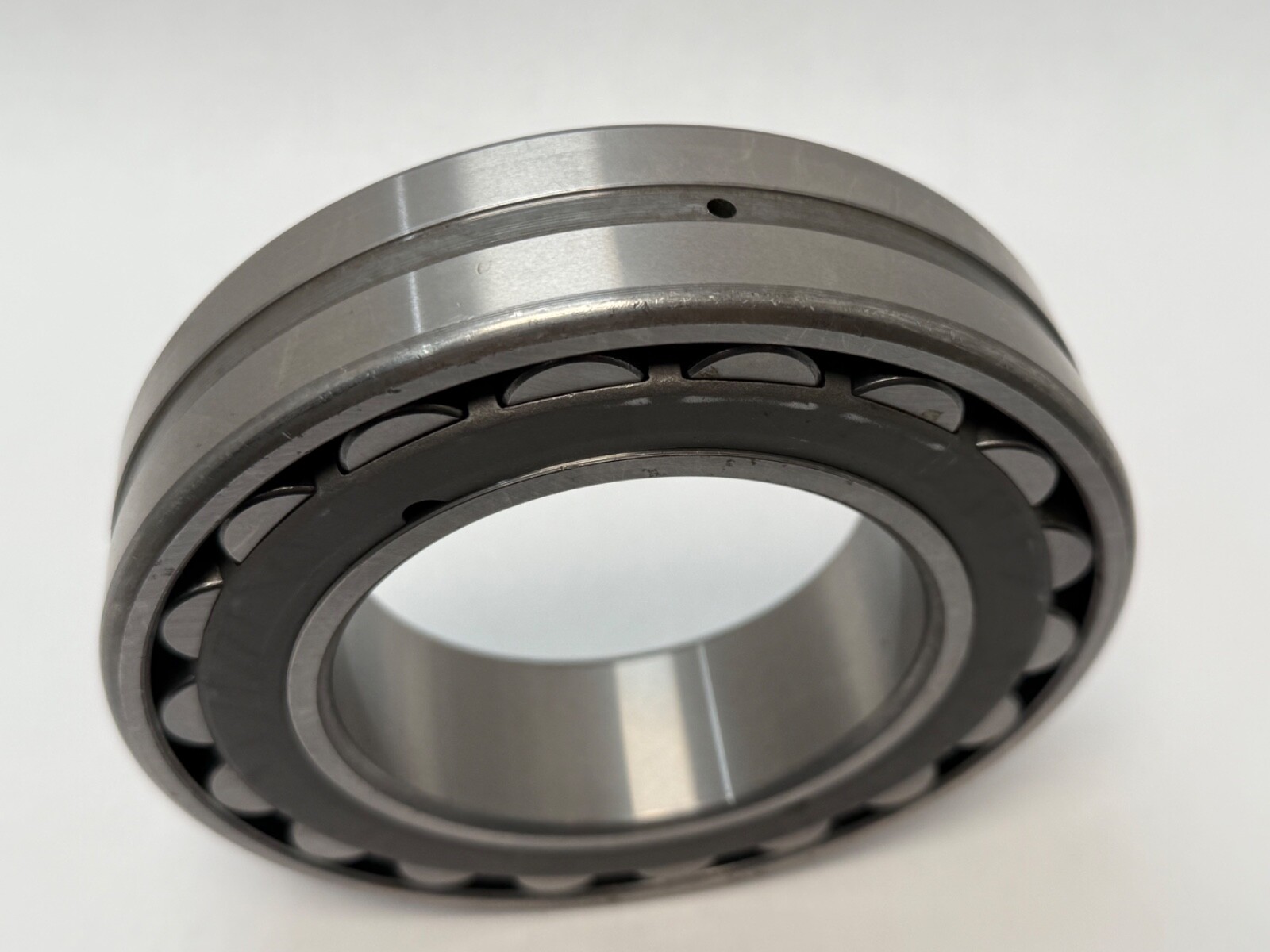 SNR 22217EAKB33J40 Bearing 22217E 22217 EA K W33/B33 C4/J40 85x150x36mm