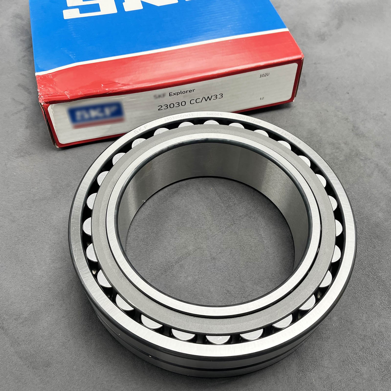 New 23030 CC/W33 spherical roller bearing for SKF