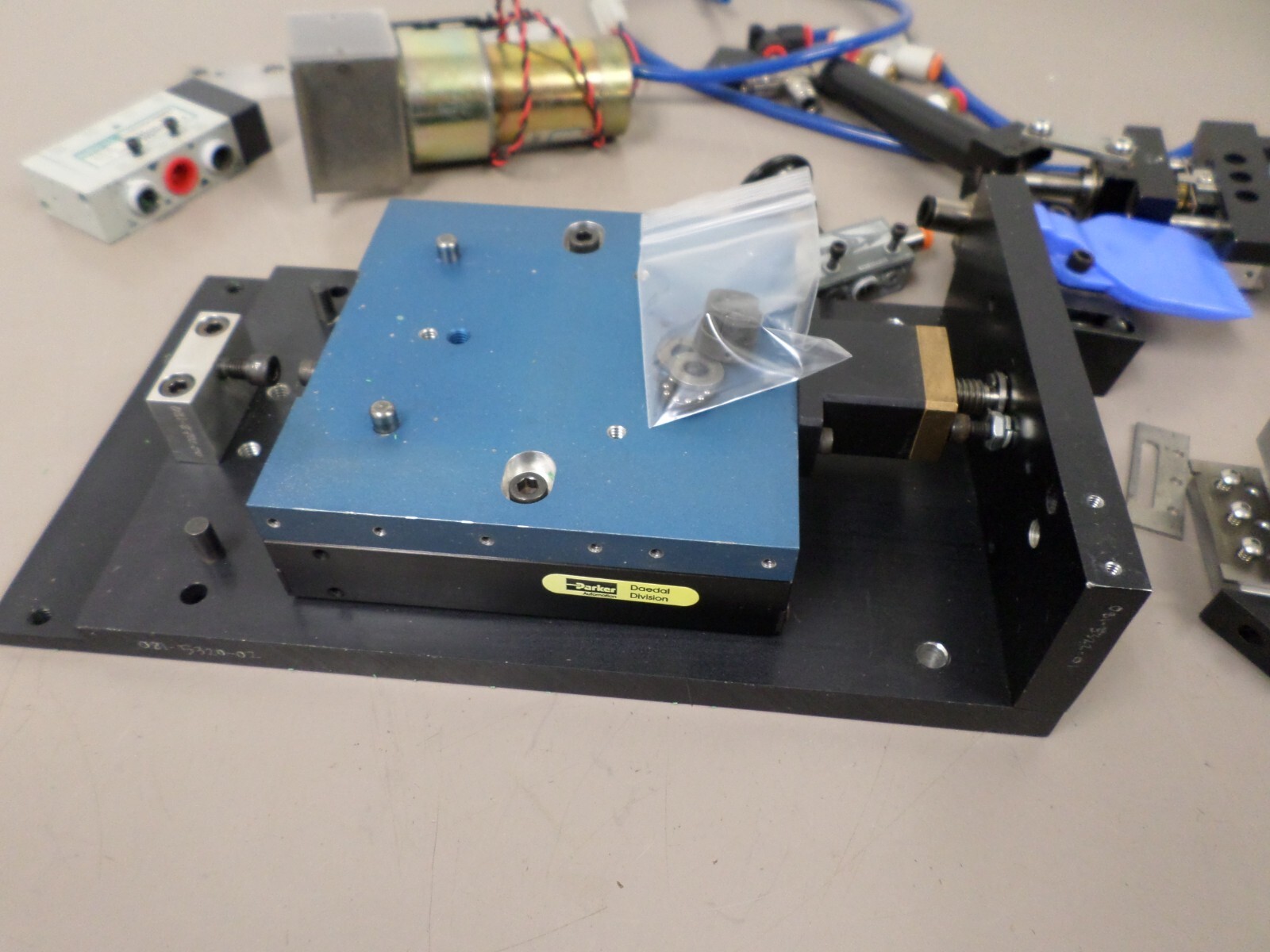 PARKER DAEDAL M4410 Positioning Plate With Accessories As Shown