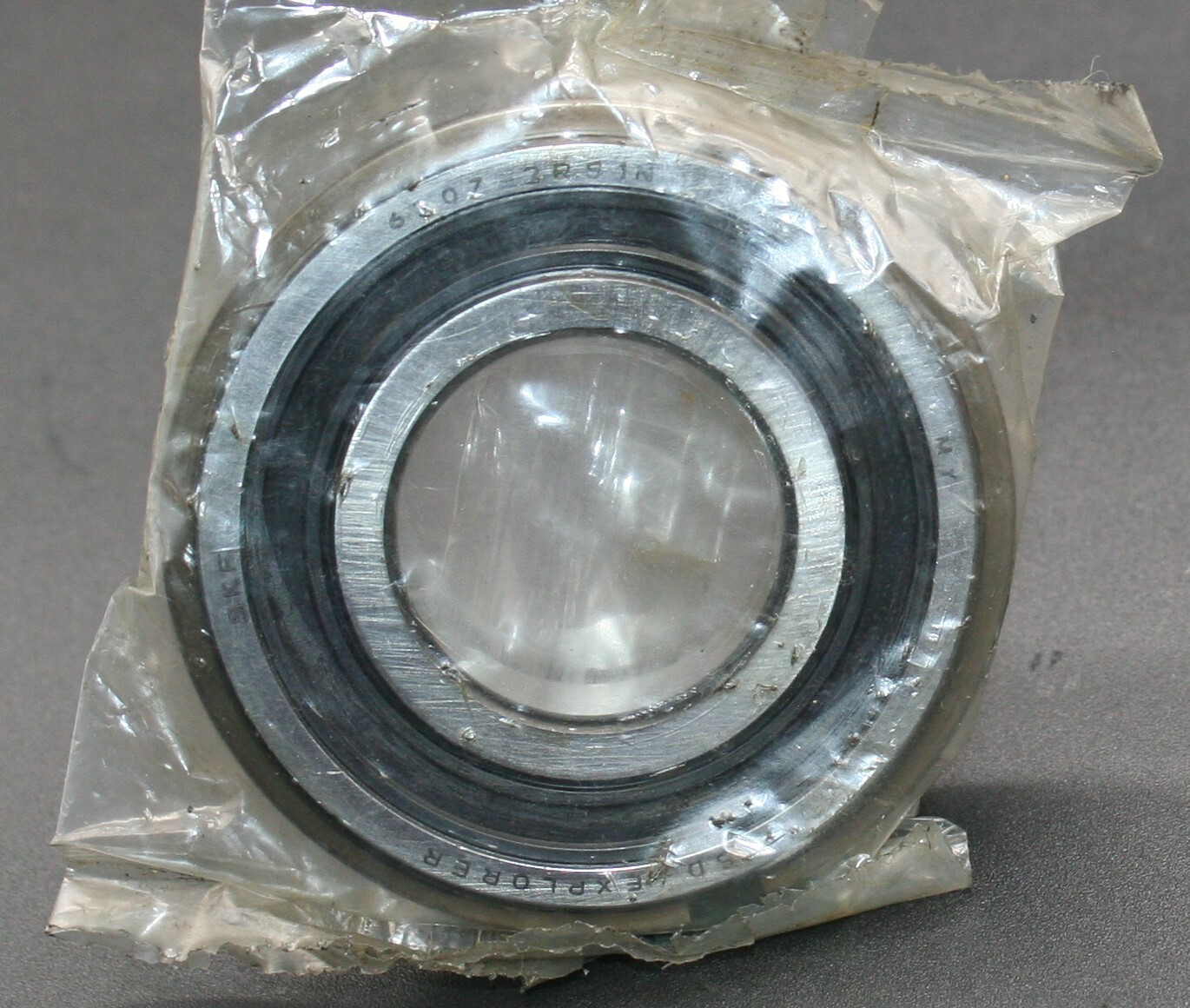 One (1) SKF 6207 2RS1N Deep Groove Bearing w Snap Ring 35MM ID Malaysia NEW