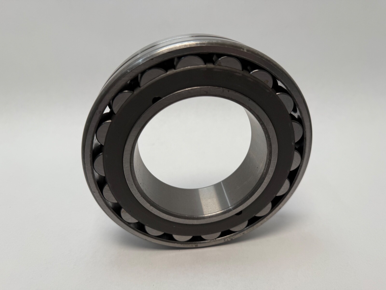 SNR 22217EAKB33J40 Bearing 22217E 22217 EA K W33/B33 C4/J40 85x150x36mm