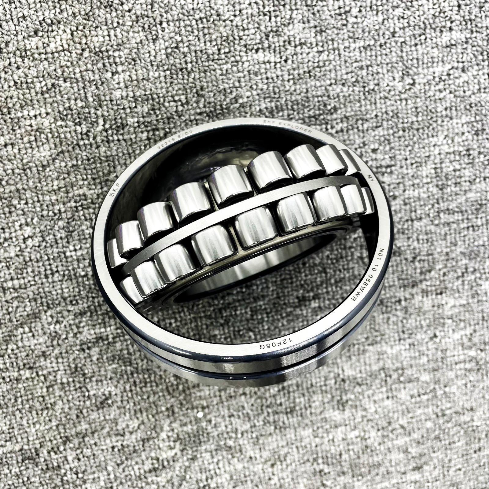 NEW For SKF SPHERICAL ROLLER BEARING FOR SKF 22215 E C3 75x130x31 (mm)
