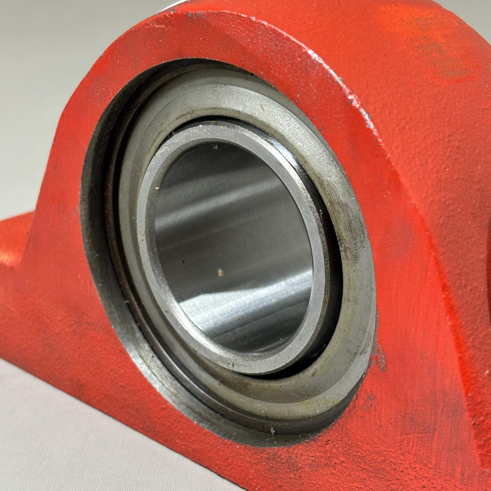 ROYERSFORD R2000 Spherical 2-Bolt Pillow Block Bearing 1-15/16″ Red 40-02-N115