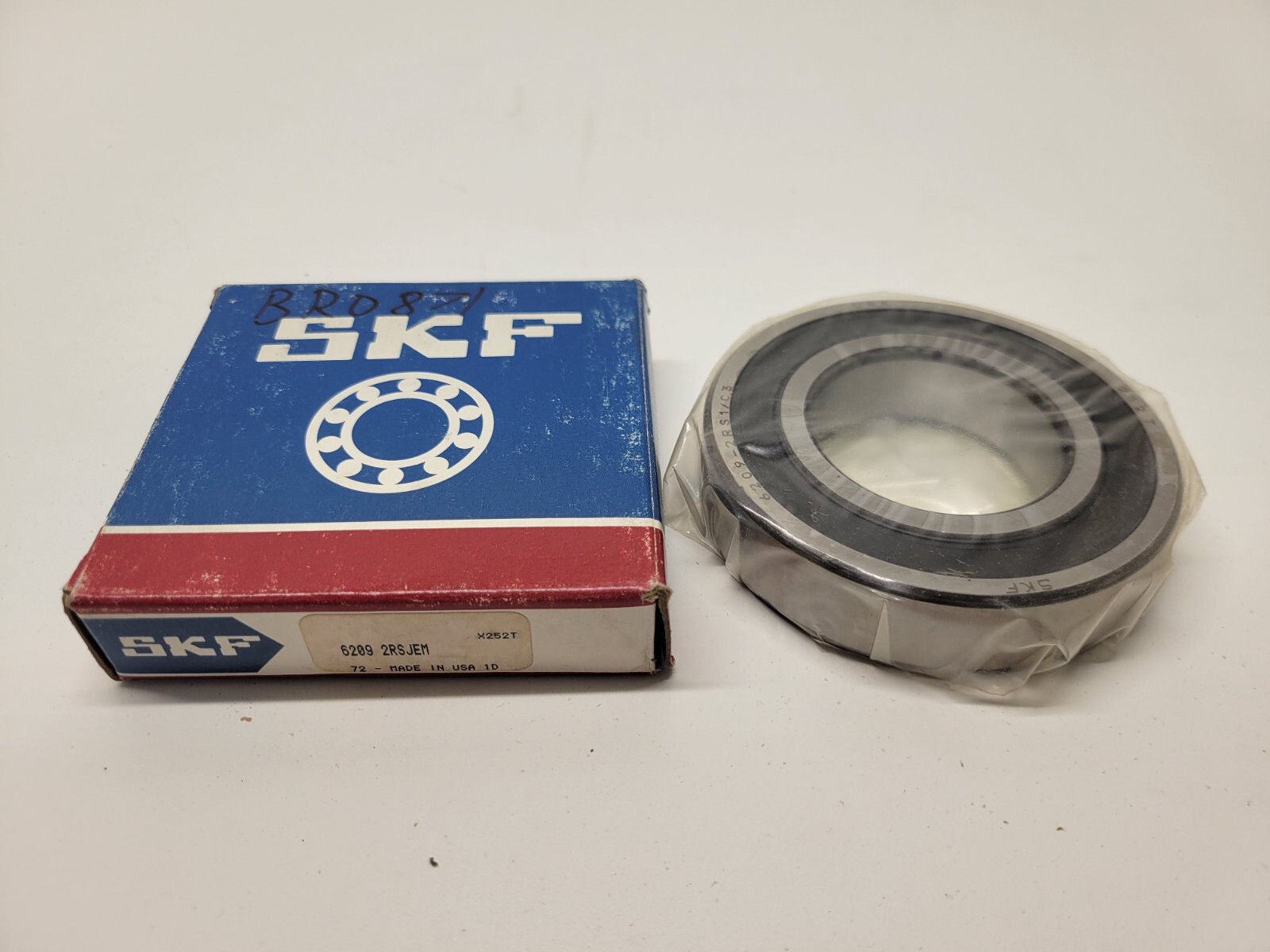 NEW IN BOX! GENUINE SKF DEEP GROOVE BALL BEARING 6209-2RSJEM