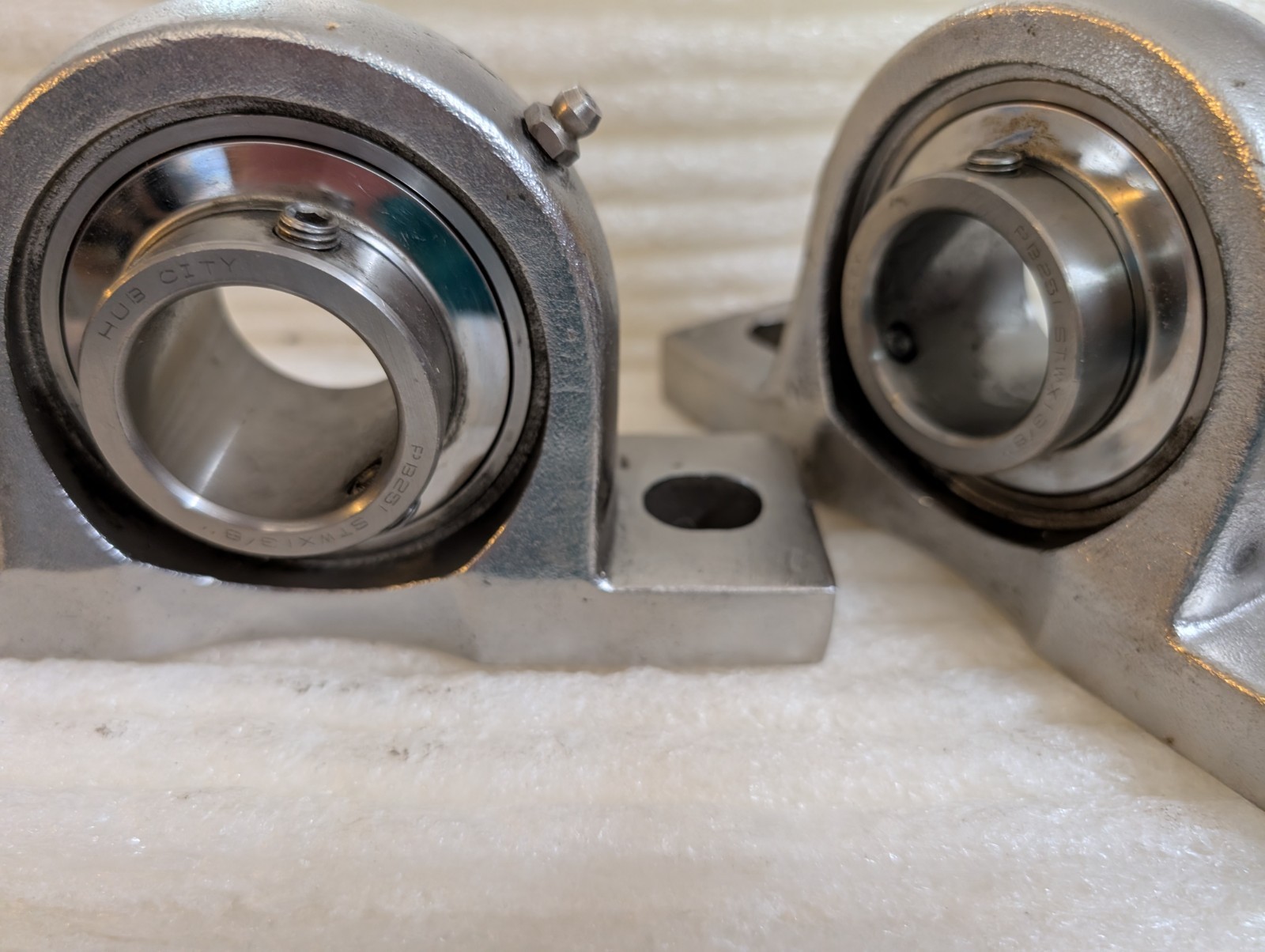 Lot Of 2 HUB CITY PILLOW BLOCK Bearings PB251 X 1 3/8 . Solid Base . New