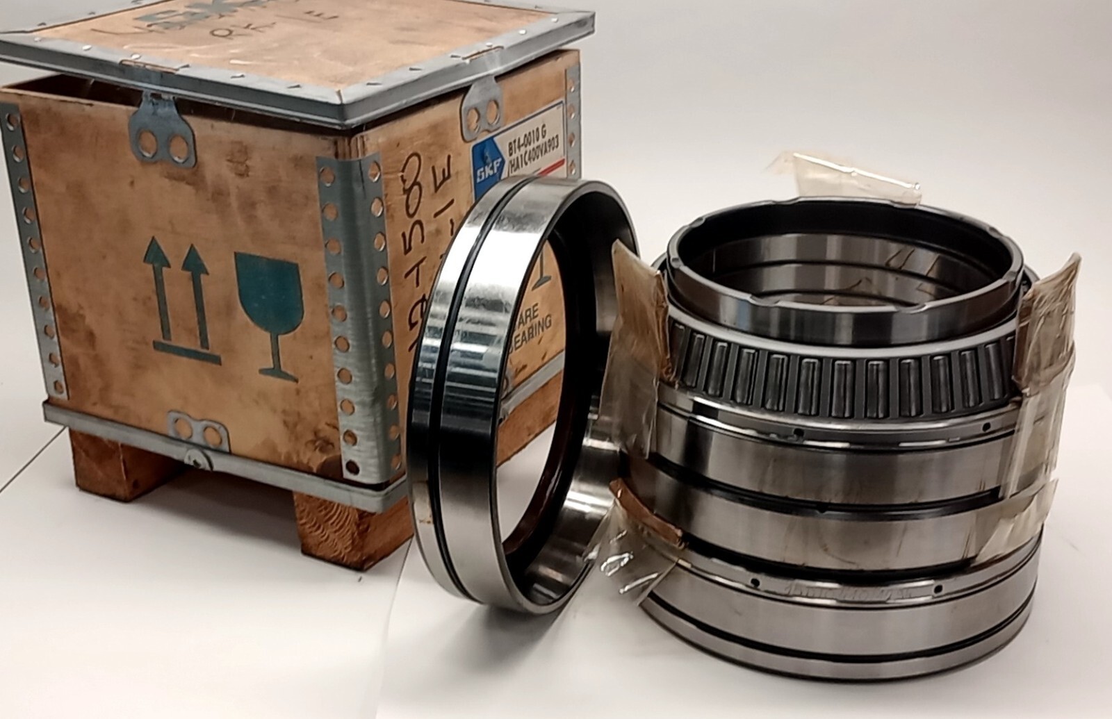 SKF BT4-0010 G/HA1C400VA903 Tapered Roller Bearing and Seals Rollneck Assembly