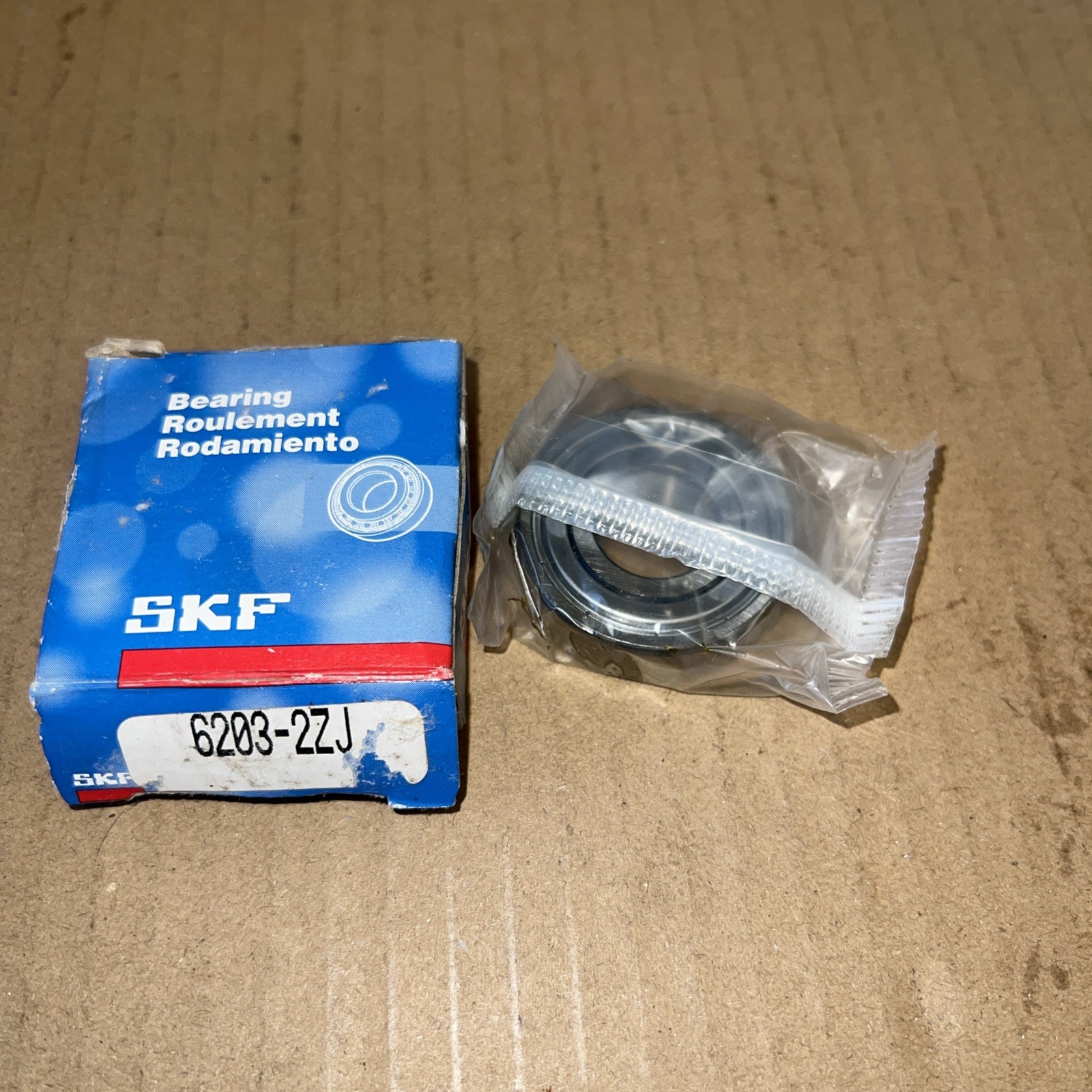 SKF 6203-2ZJ Ball Bearing Free Shipping!