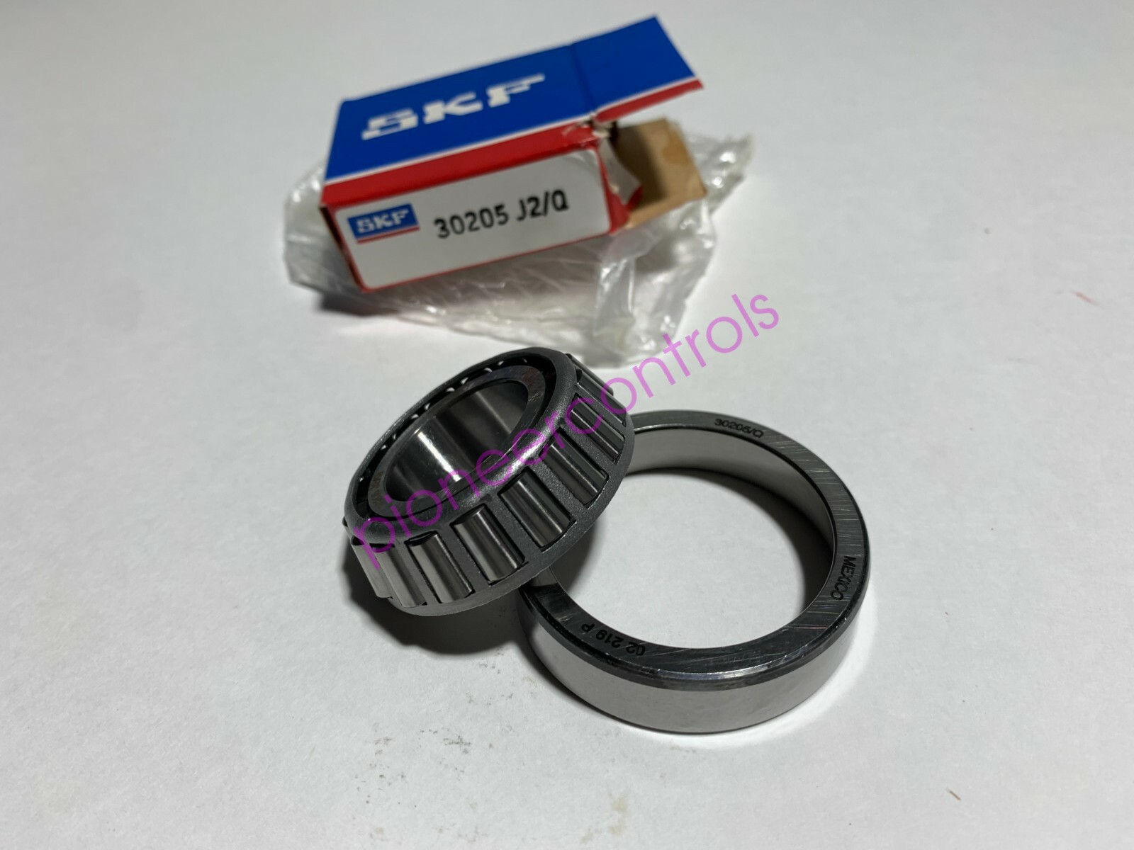 SKF 30205 J2/Q Roller Bearing Metric Tapered NEW!