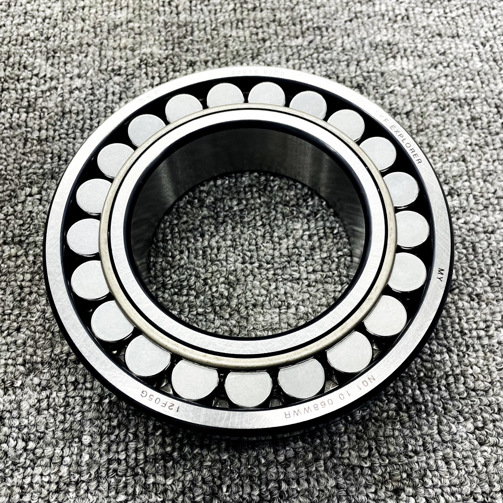 NEW For SKF SPHERICAL ROLLER BEARING FOR SKF 22215 E C3 75x130x31 (mm)