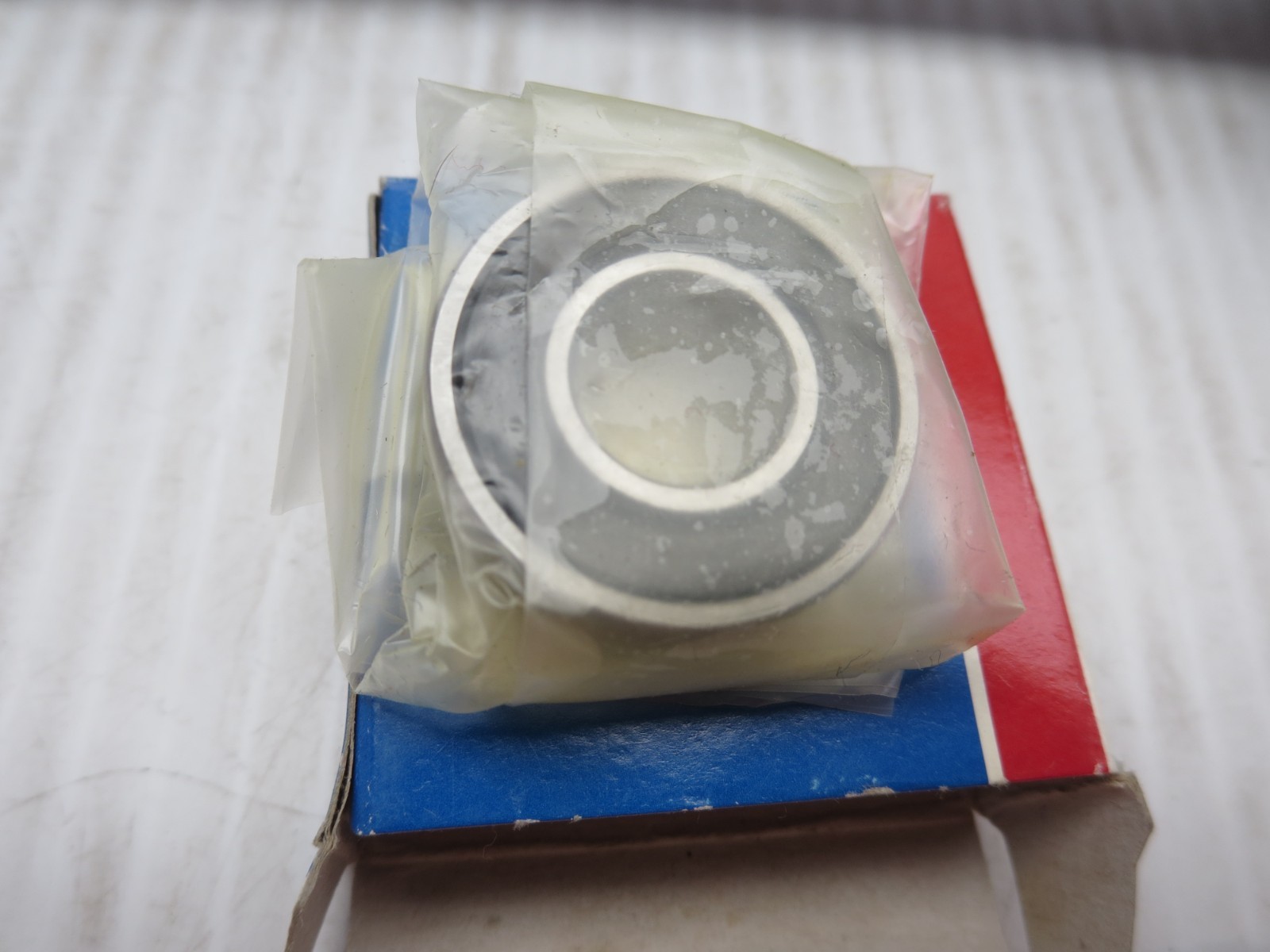 SKF 6001 2RSJEM Ball Bearing Deep Groove 28/12/8mm 1 Lot = 6Each NEW (NIB).