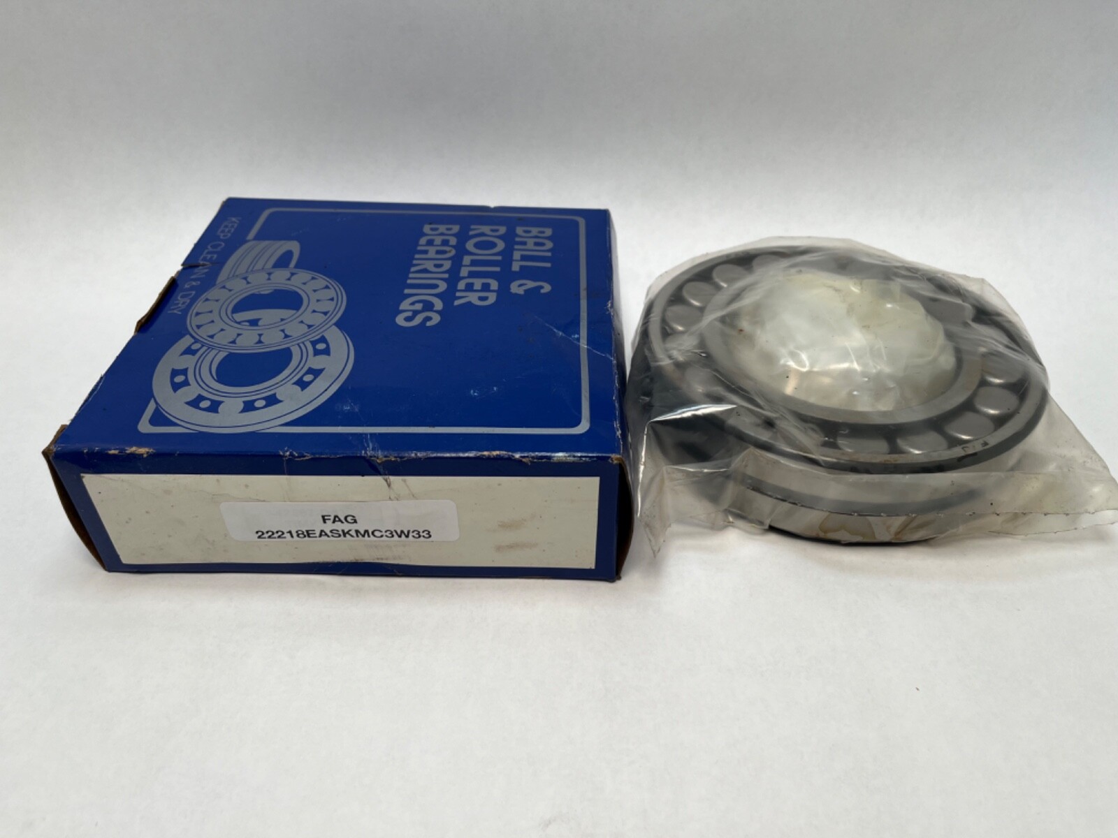 FAG 22218EASKMC3W33 Bearing 90x160x40 mm 22218-EAS-K-M-C3-W33 22218E USA