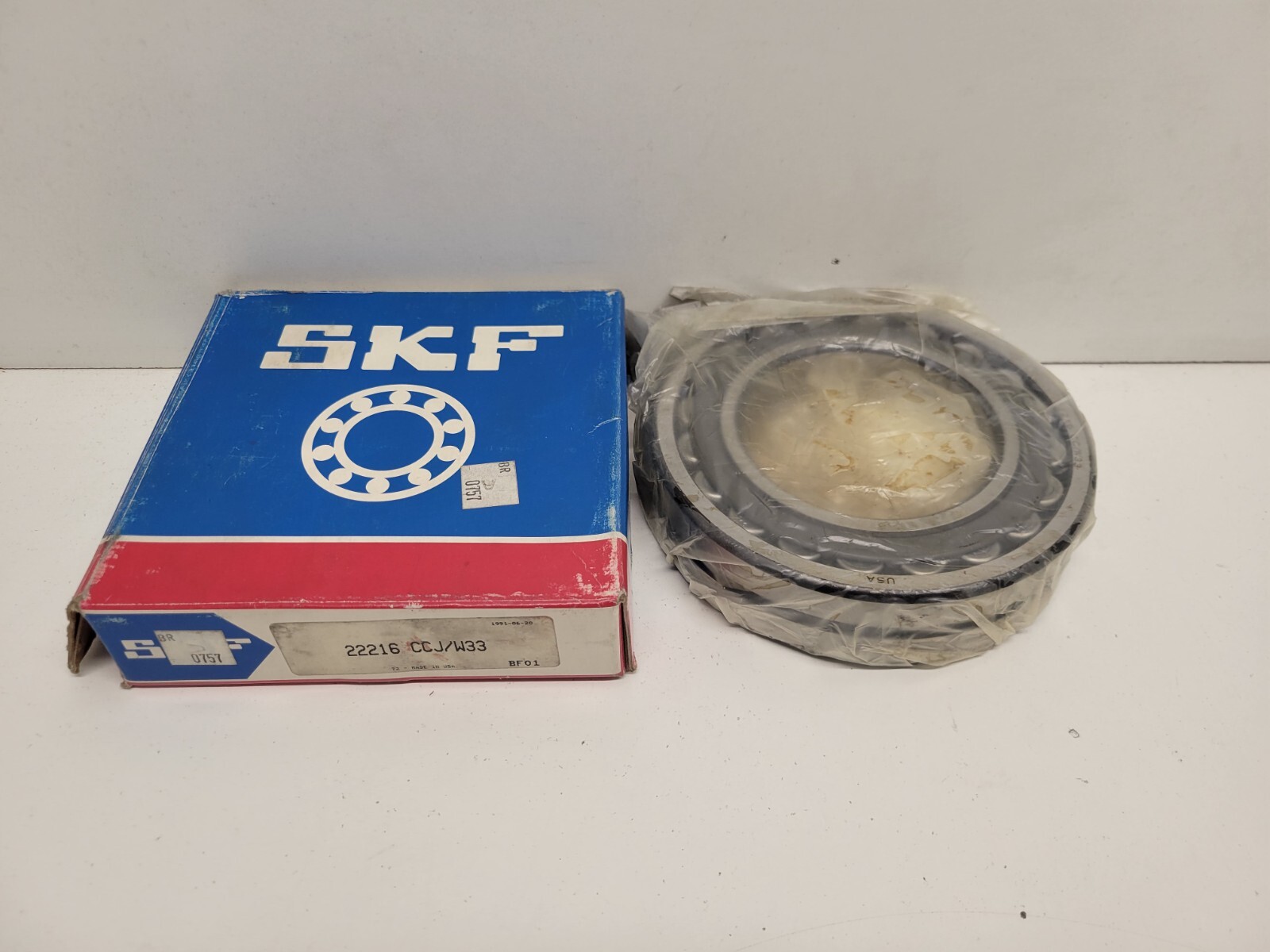 NEW OLD STOCK! GENUINE SKF SPHERICAL ROLLER BEARING 22216-CCJ/W33
