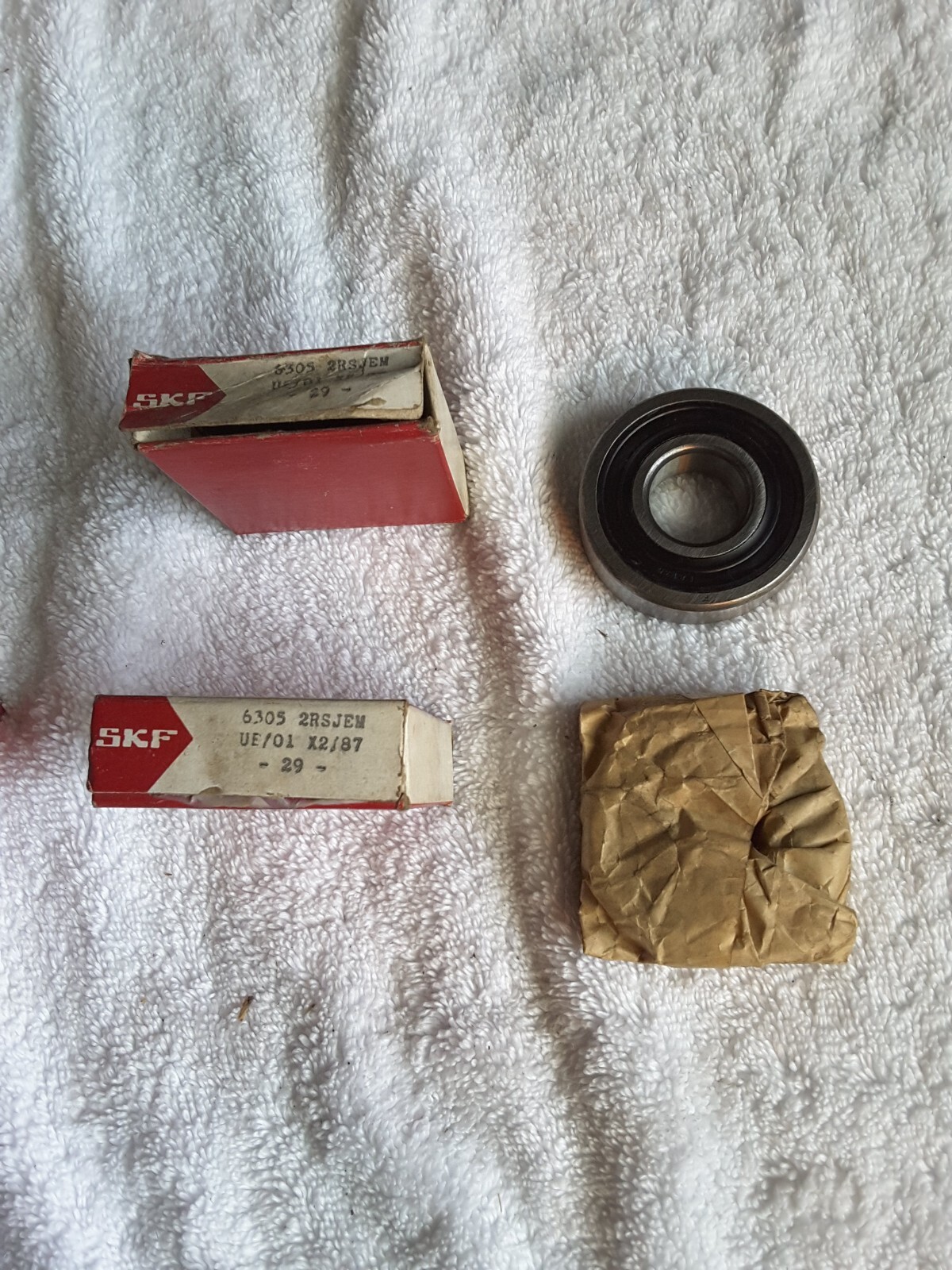 SKF 6305-2RS JEM UE/01 x2/87 -29- lot of 2