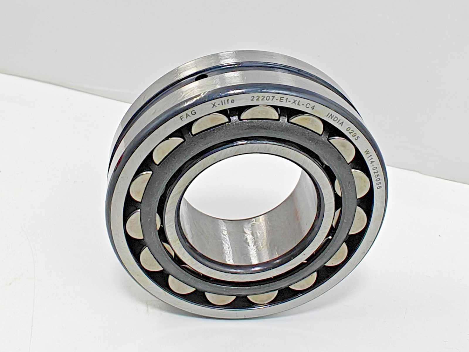 22207-E1-XL-C4 FAG X-Life Spherical Roller Bearing FAG 22207 C4, 35x72x23mm