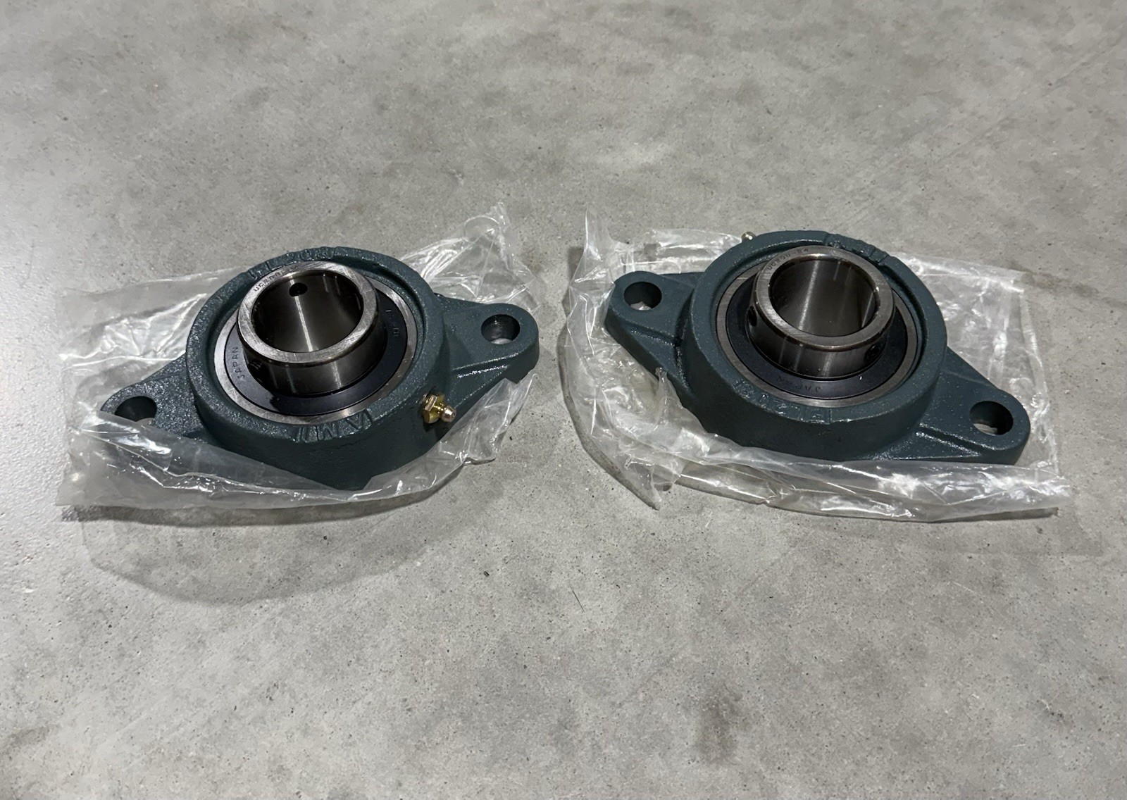 *2 QTY* AMI UCFL208-24 Flange Bearing 1-1/2″ Bore 2-Bolt UC208-24 FL208 *NEW*