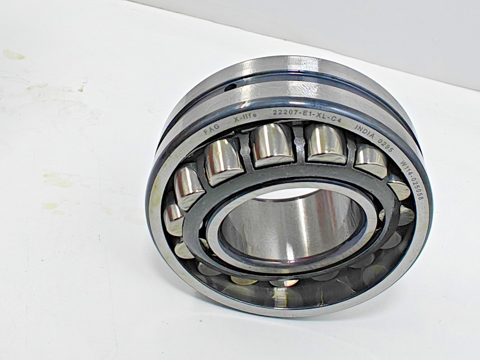 22207-E1-XL-C4 FAG X-Life Spherical Roller Bearing FAG 22207 C4, 35x72x23mm