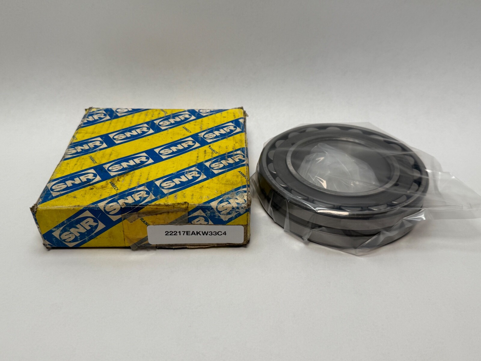 SNR 22217EAKB33J40 Bearing 22217E 22217 EA K W33/B33 C4/J40 85x150x36mm