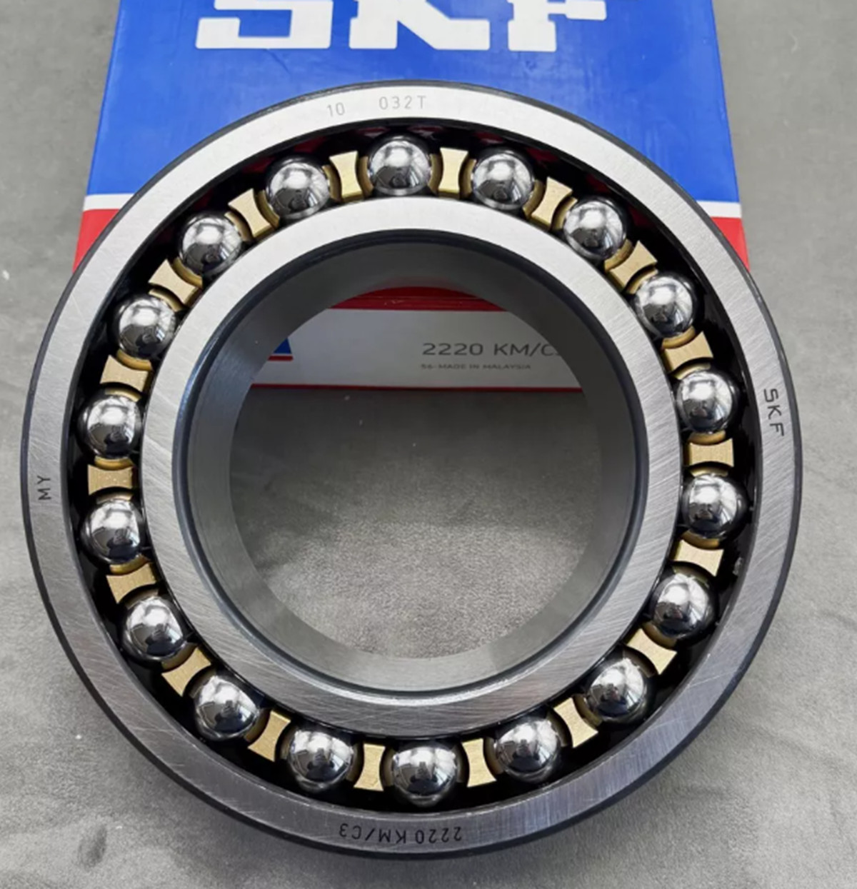New In Box Double Row Self-Aligning Bearing SKF 2220 KM C3 2220 KM/C3
